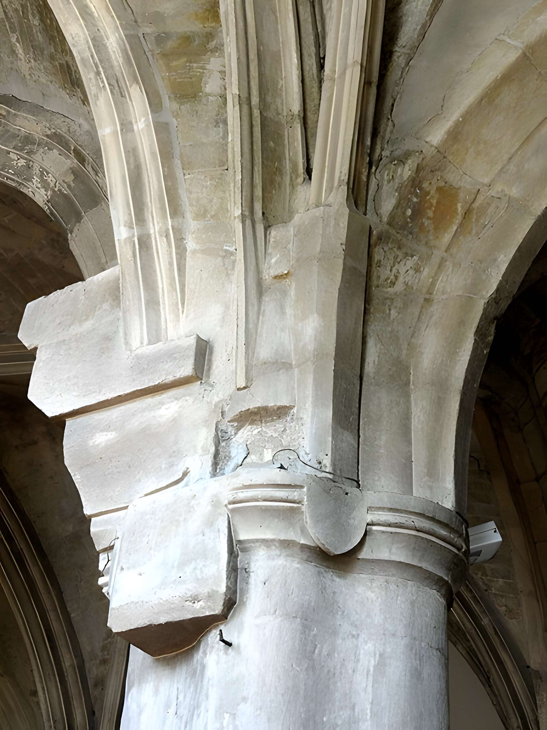 Église Saint-Sulpice de Montsoult et une croix