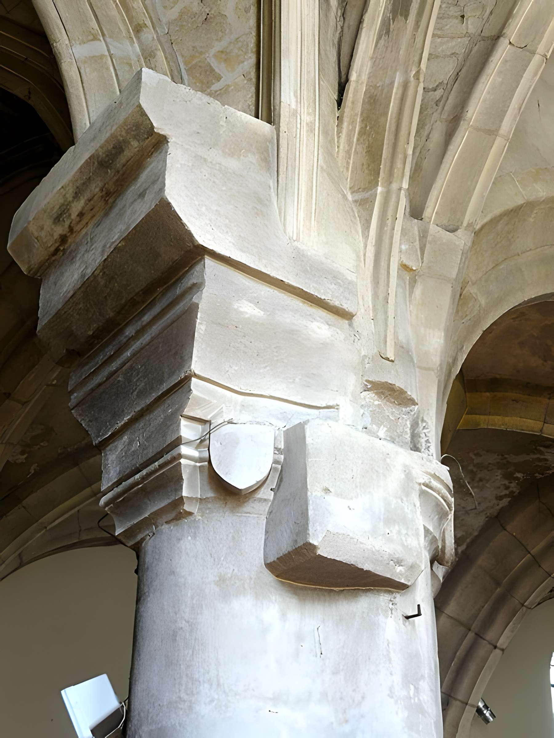 Église Saint-Sulpice de Montsoult et une croix