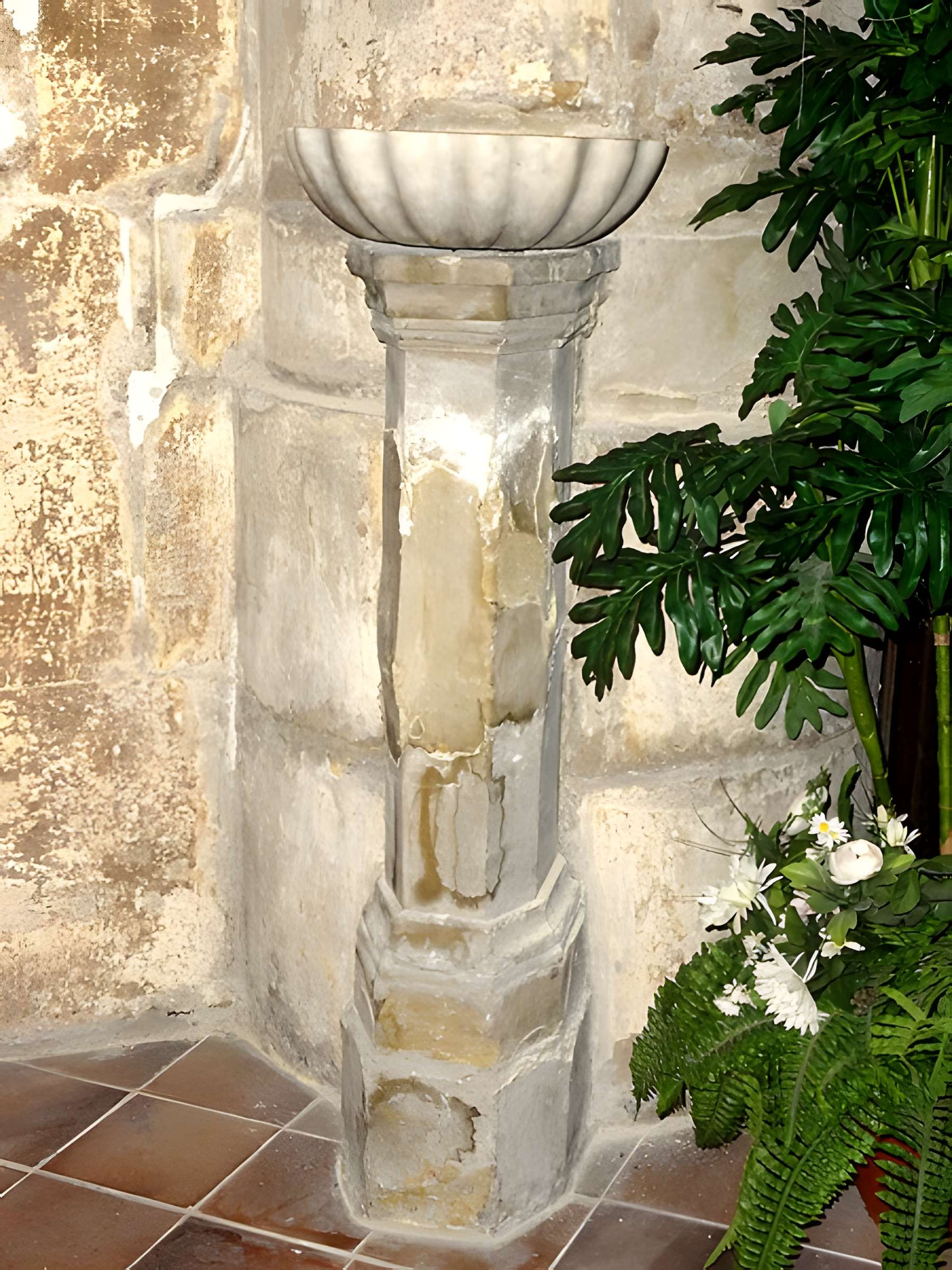 Église Saint-Sulpice de Montsoult et une croix