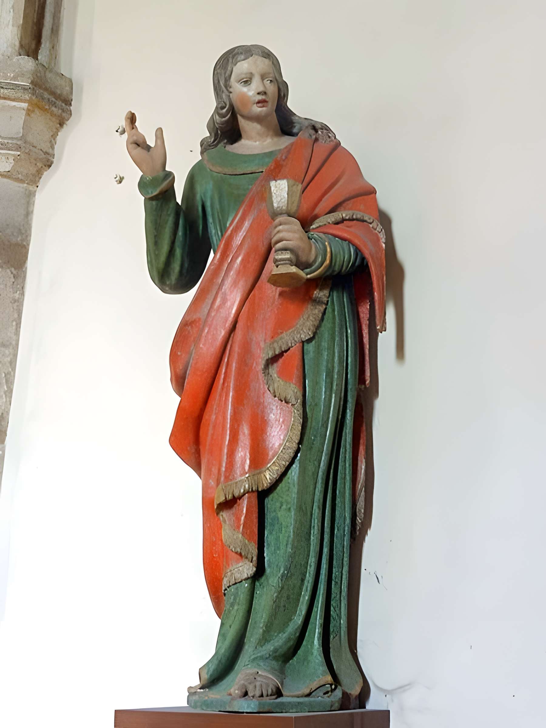 Église Saint-Sulpice de Montsoult et une croix