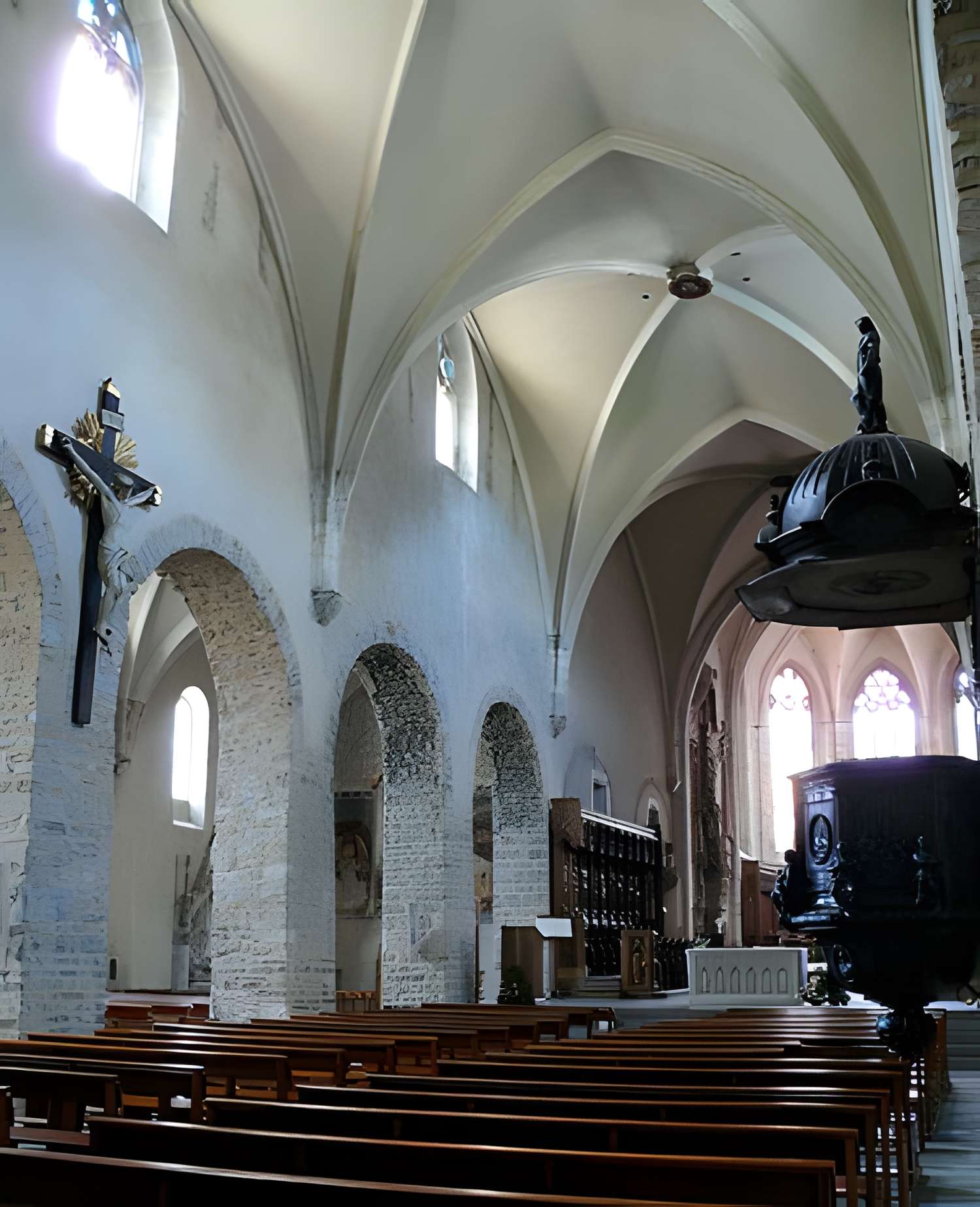 Cathédrale Saint-Jean-Baptiste de Saint-Jean-de-Maurienne . Elévation de la nef centrale