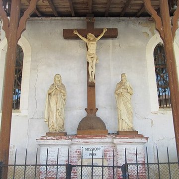 Église Saint-Sulpice de Saint-Sulpice-sur-Lèze et croix