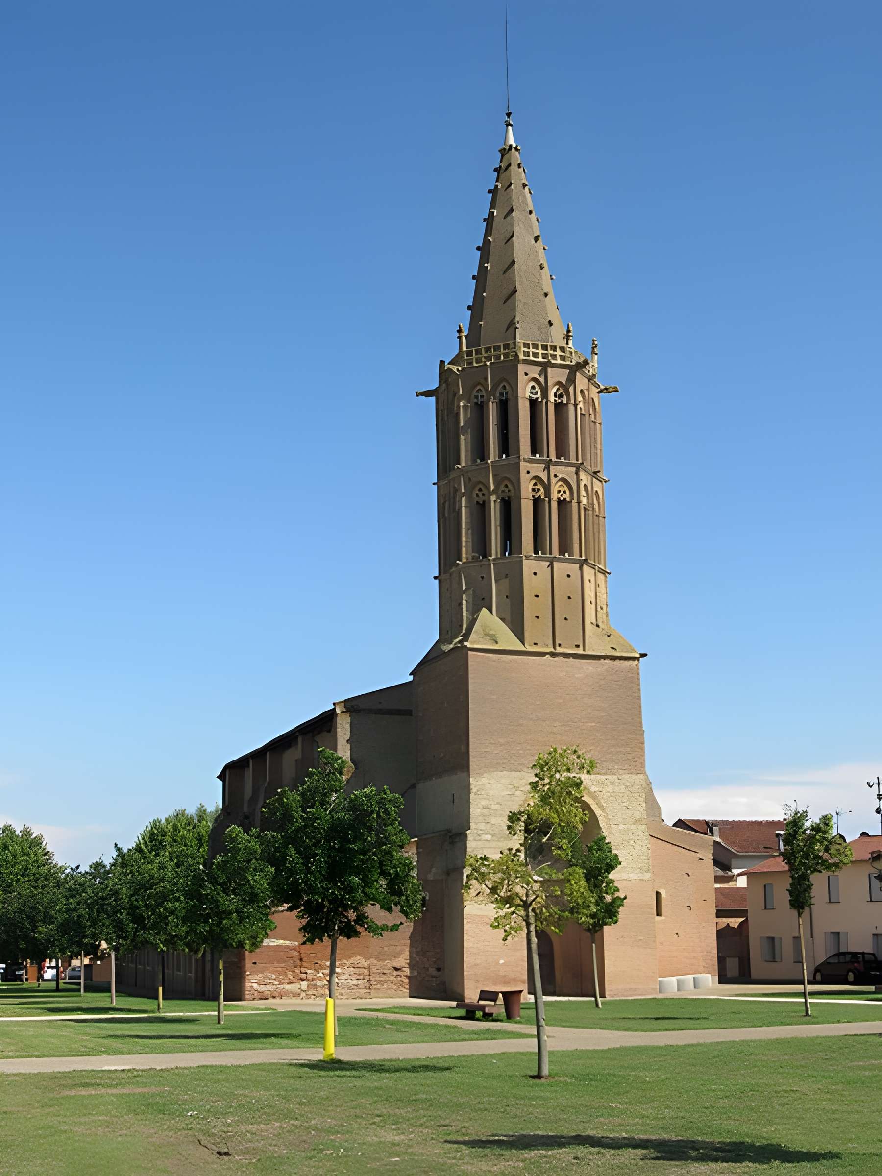 Église Saint-Sulpice de Saint-Sulpice-sur-Lèze et croix