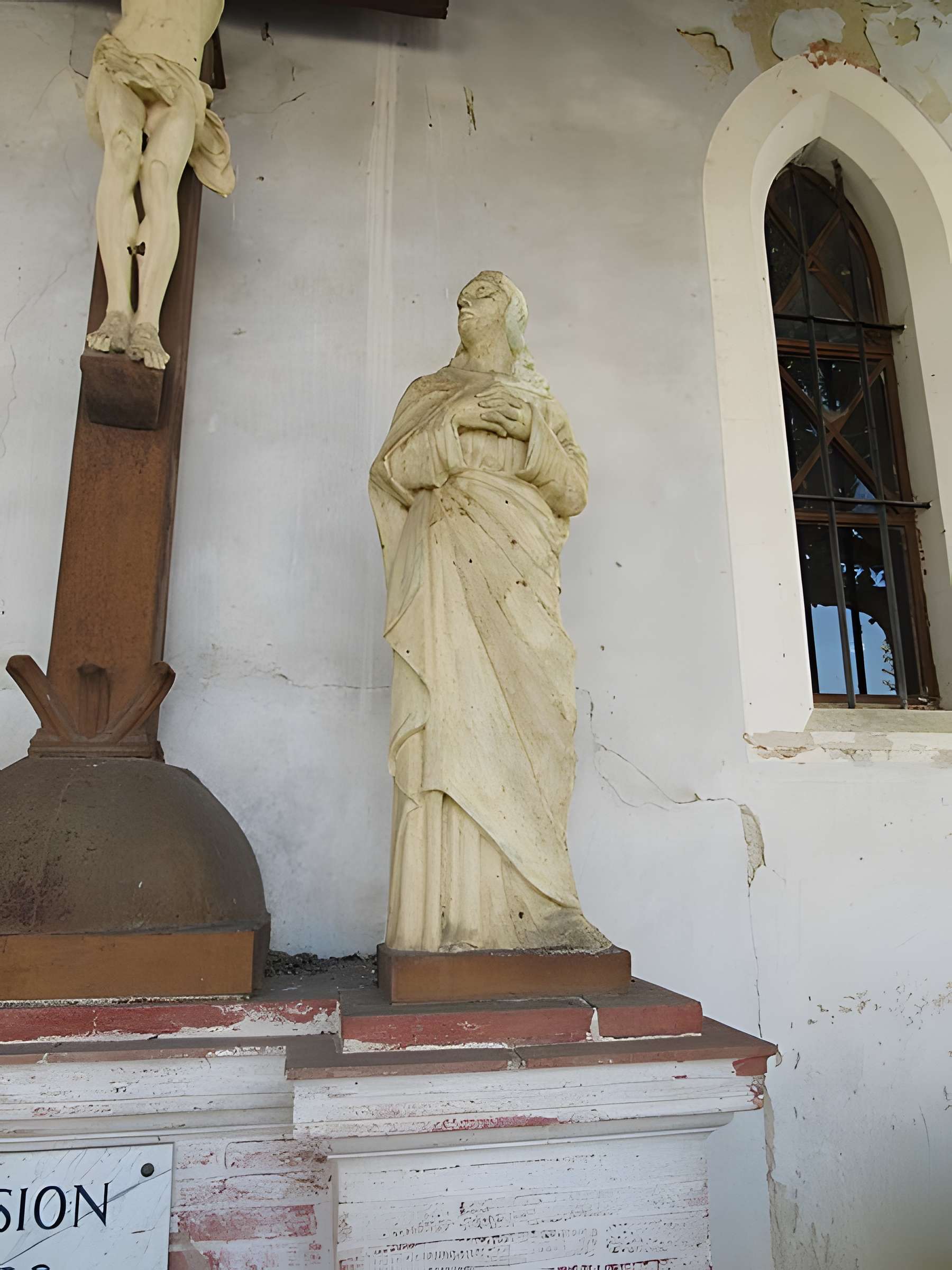 Église Saint-Sulpice de Saint-Sulpice-sur-Lèze et croix