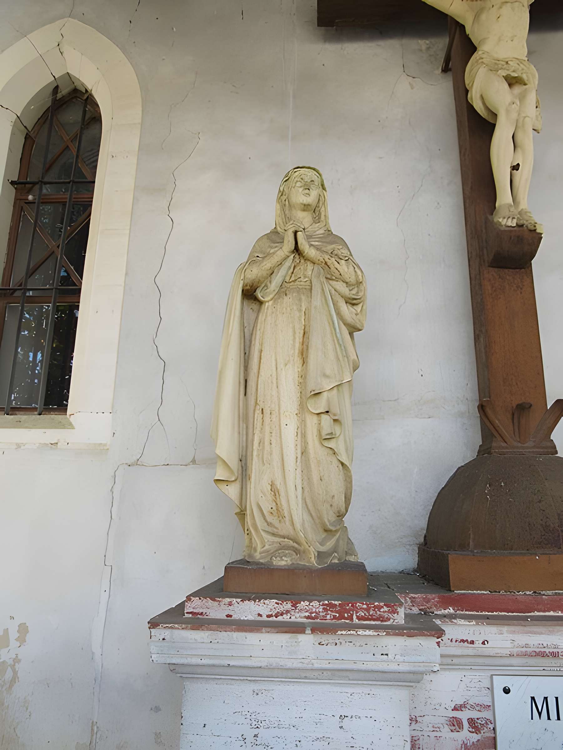 Église Saint-Sulpice de Saint-Sulpice-sur-Lèze et croix