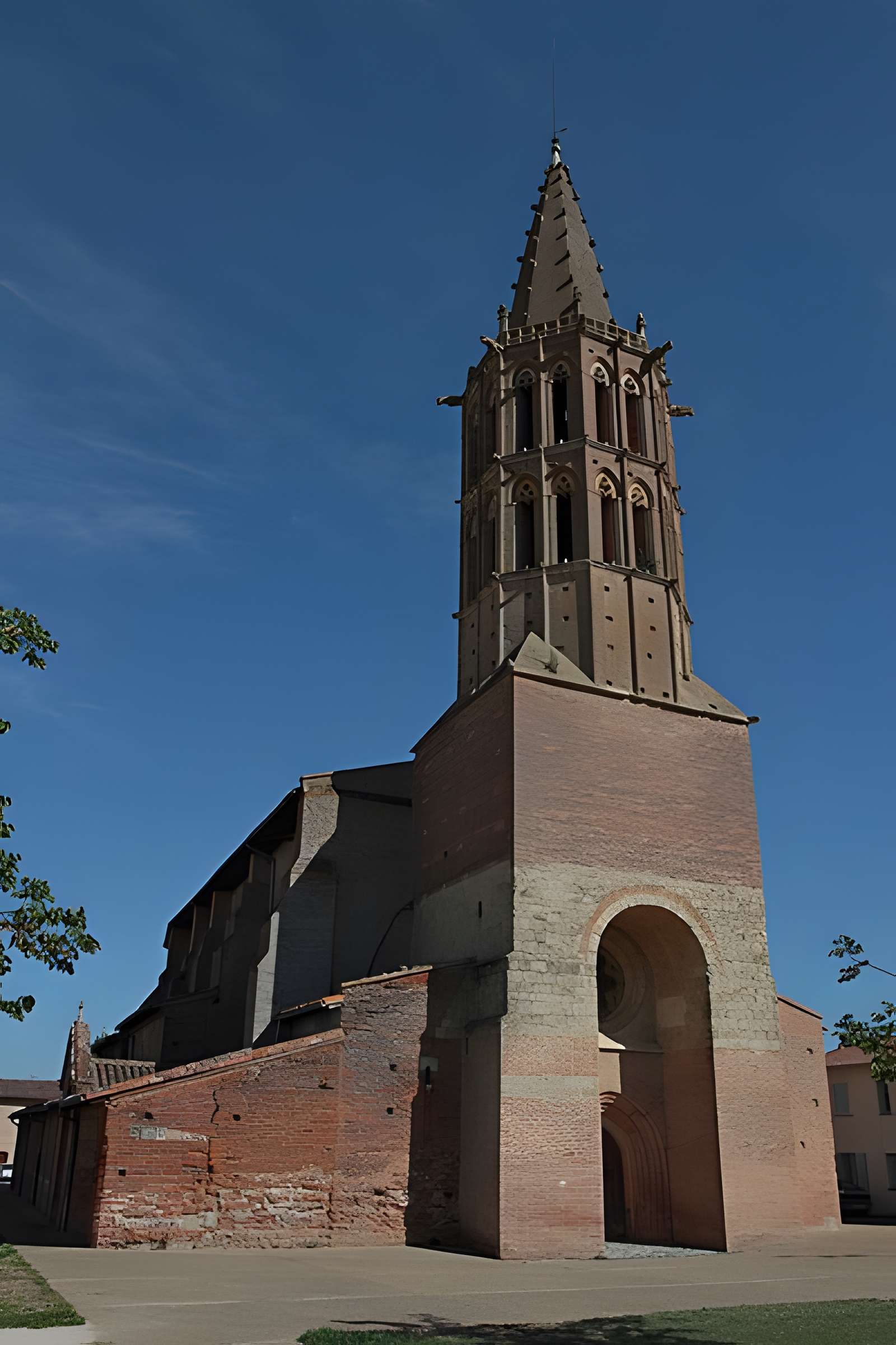 Église Saint-Sulpice de Saint-Sulpice-sur-Lèze et croix