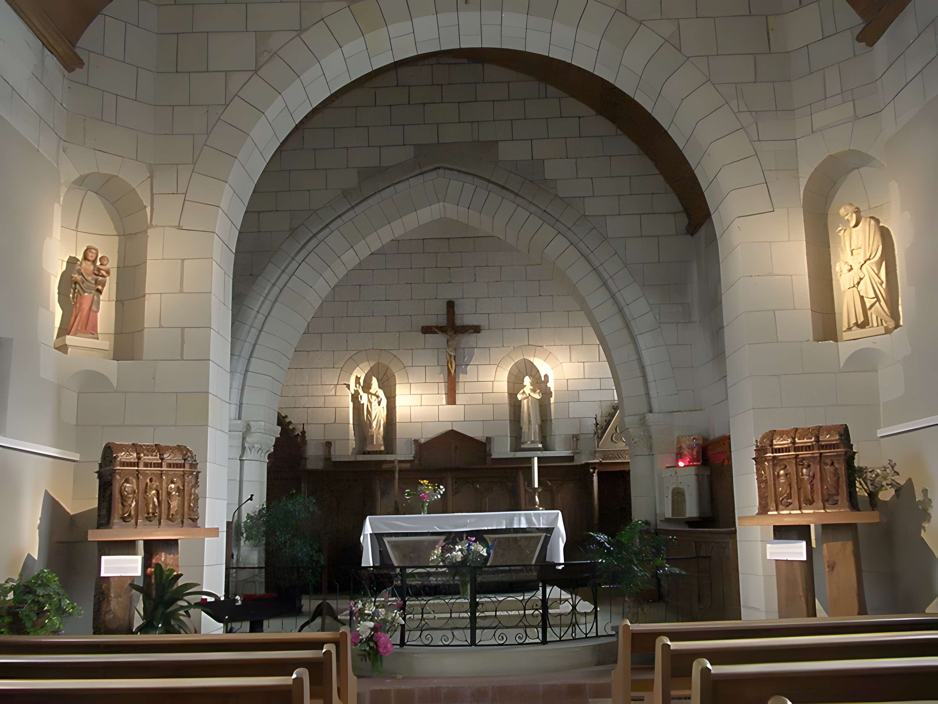Église Saint-Vétérin de Gennes