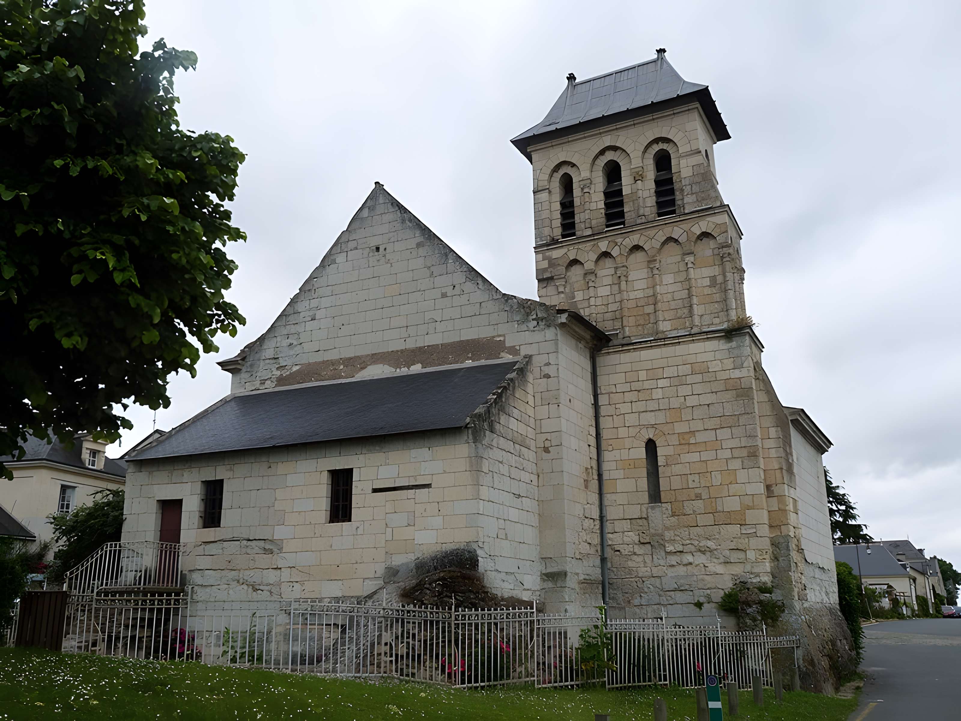 Église Saint-Vétérin de Gennes