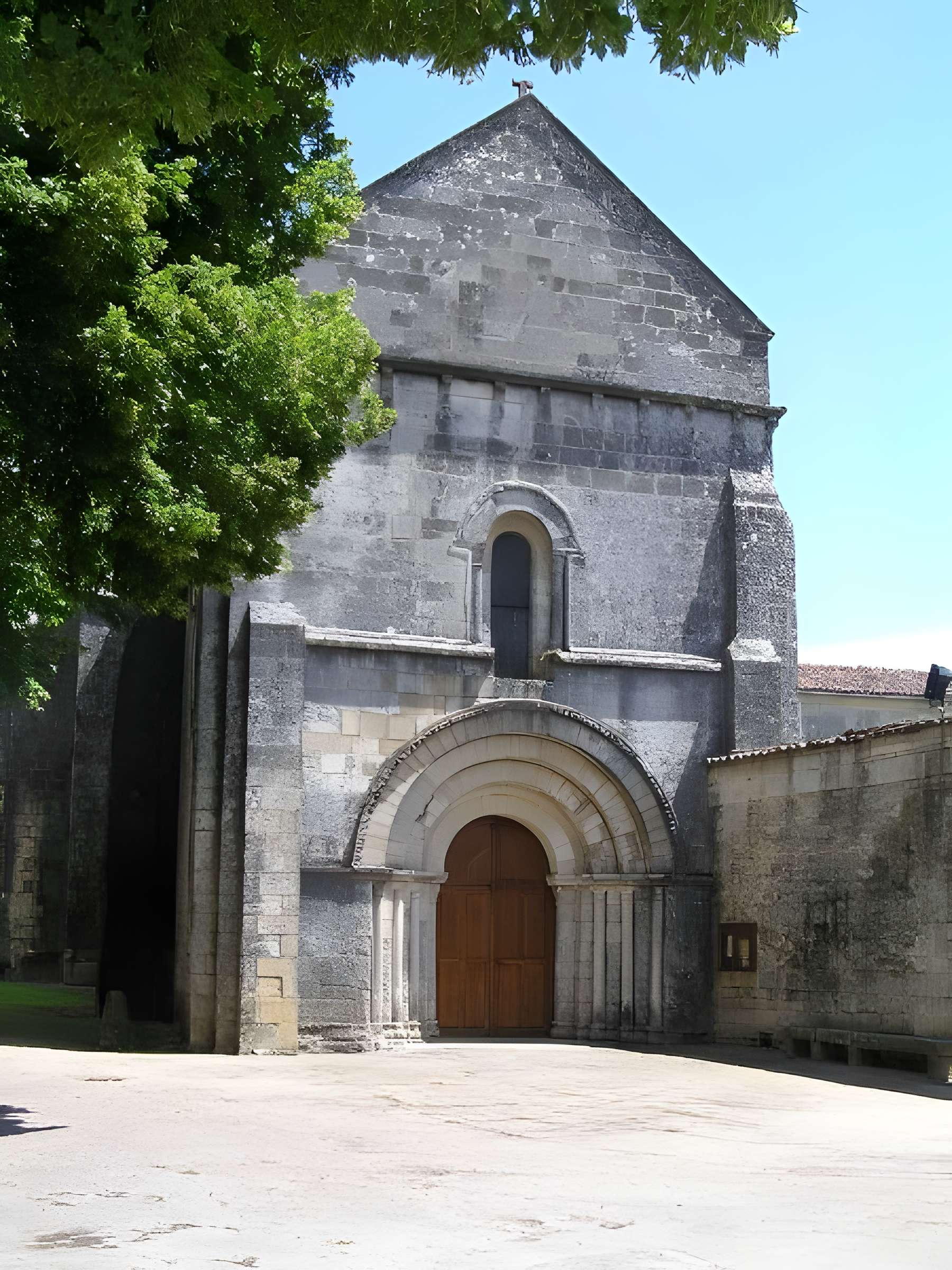 Église Saint-Vivien de Cherves-Richemont 