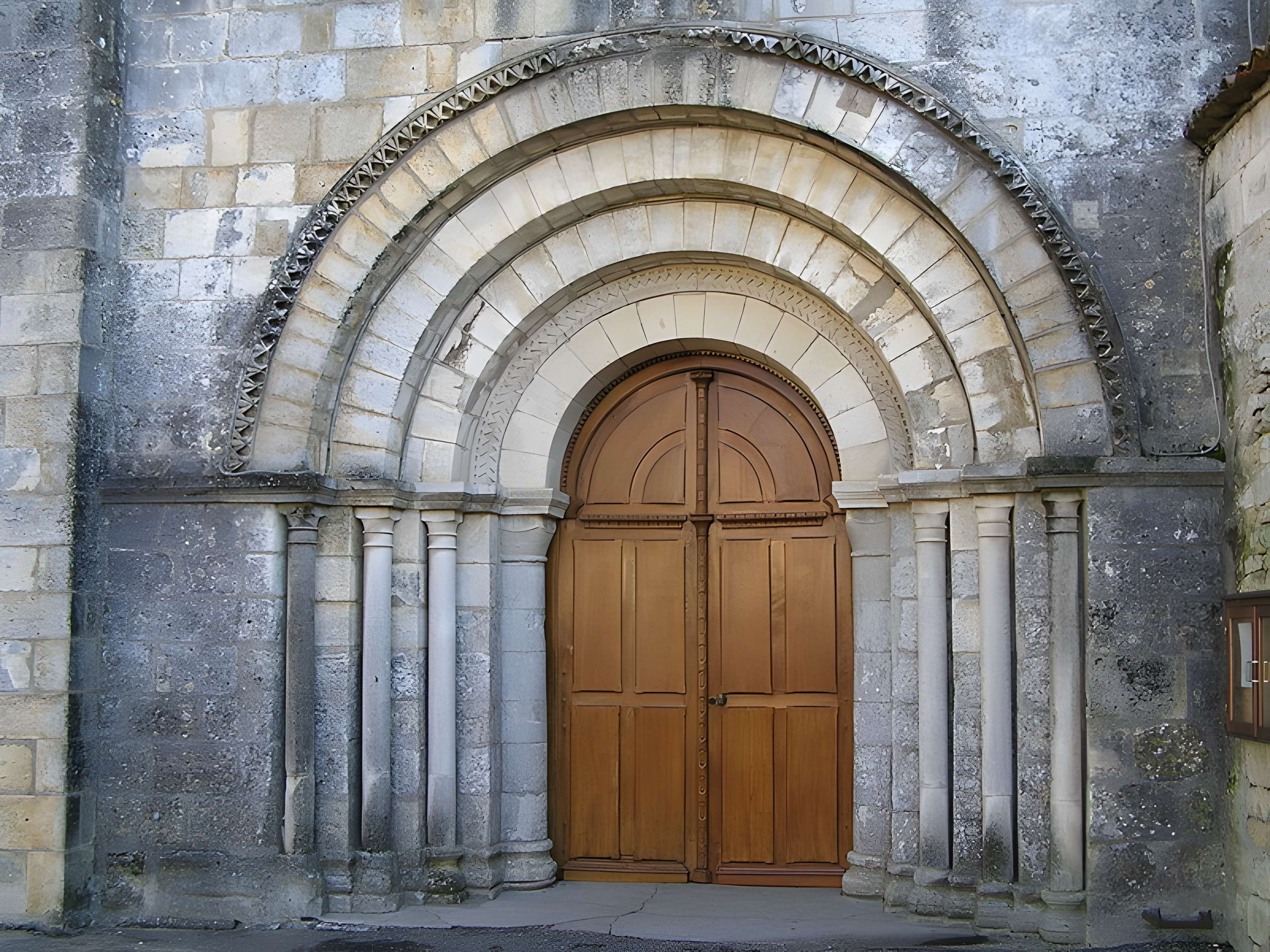 Église Saint-Vivien de Cherves-Richemont