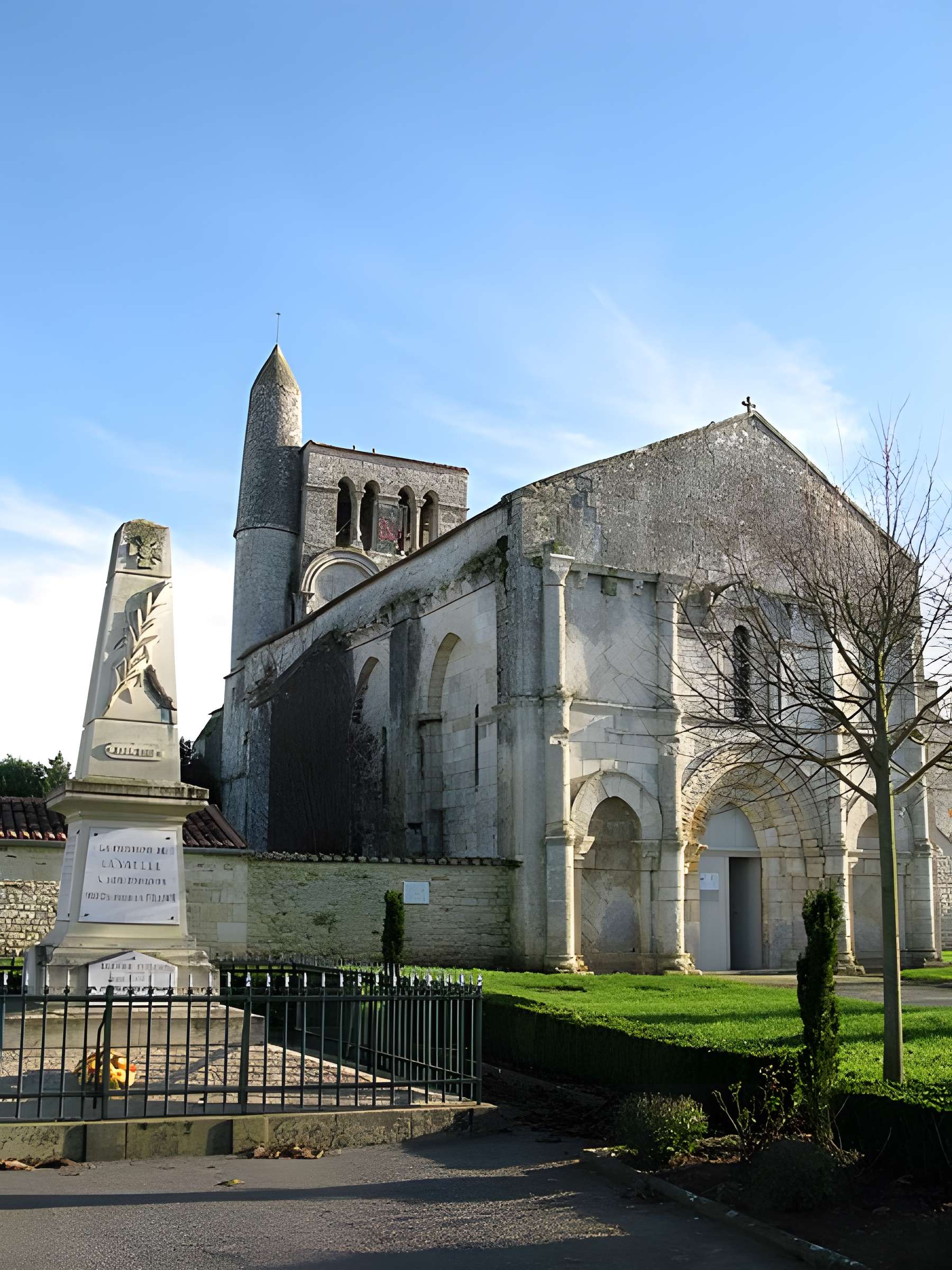 Église Saint-Vivien de La Vallée