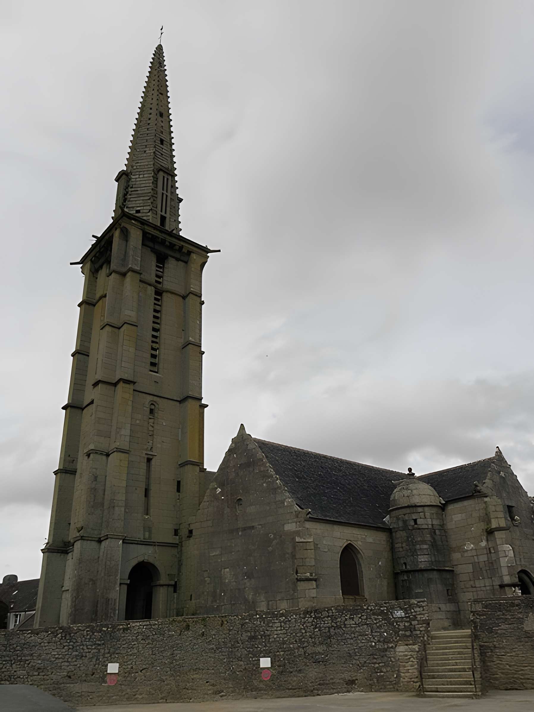 Église Saint-Yves de Plounéour-Ménez