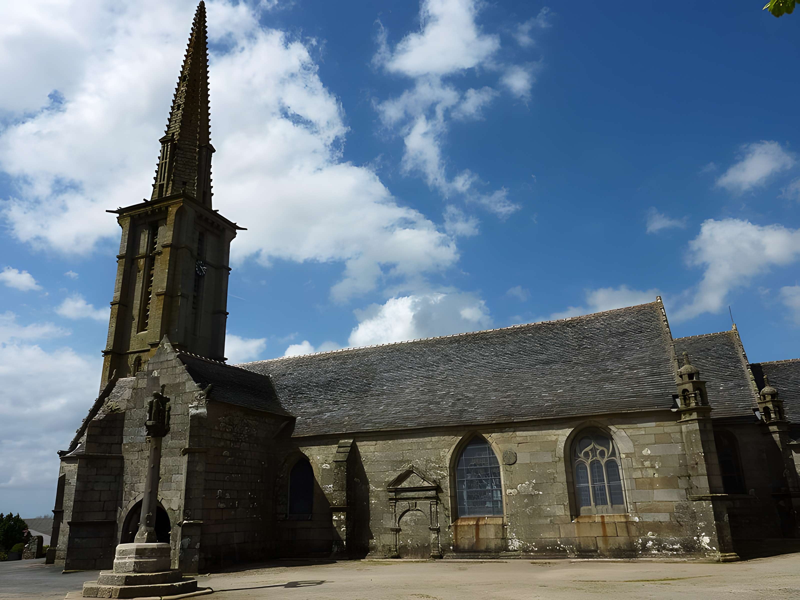 Église Saint-Yves de Plounéour-Ménez