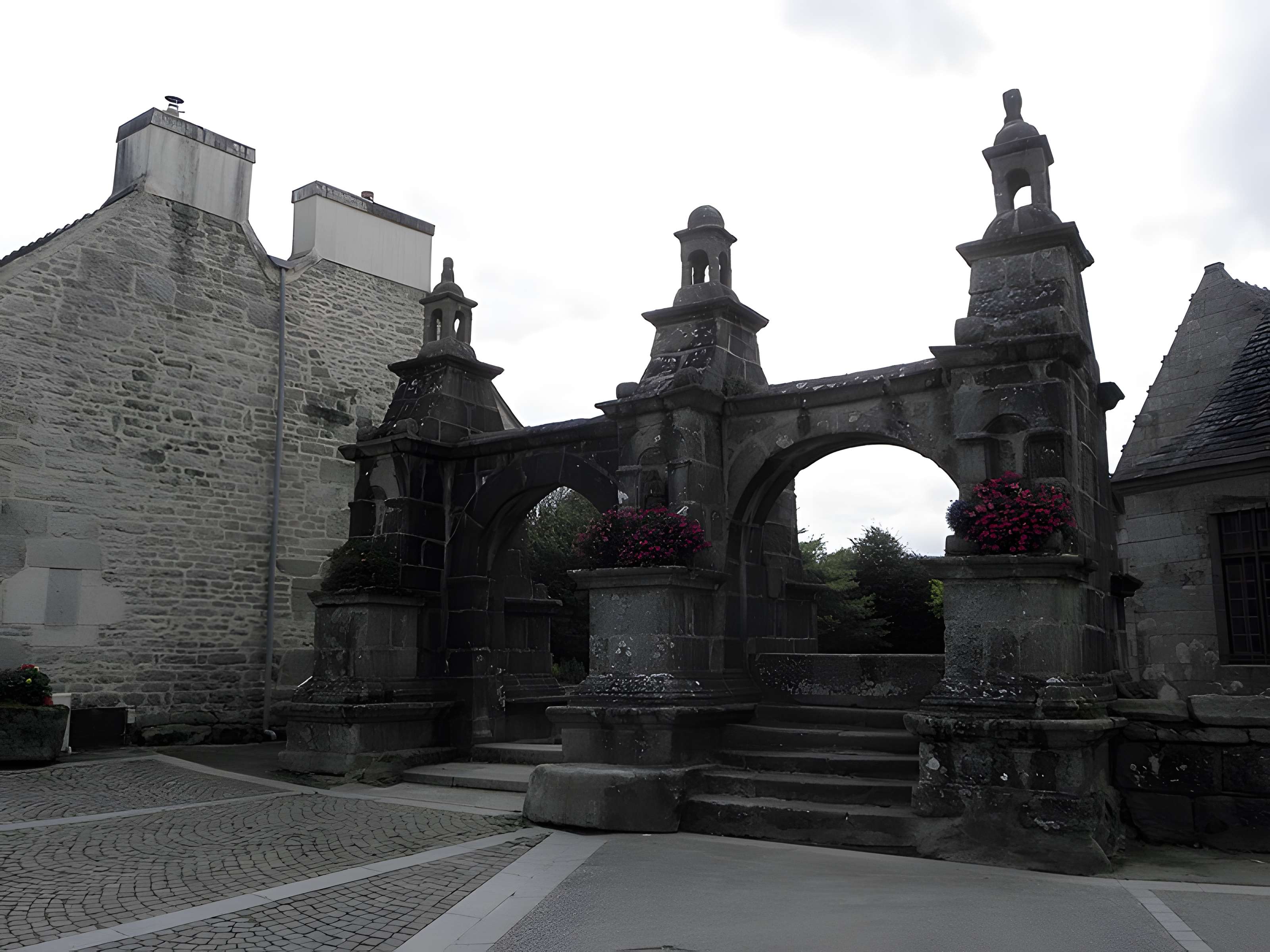 Église Saint-Yves de Plounéour-Ménez