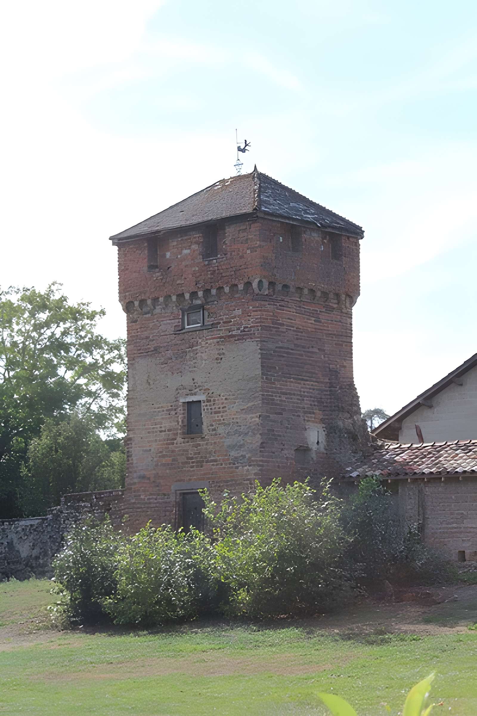 Enceinte de Bâgé-le-Châtel