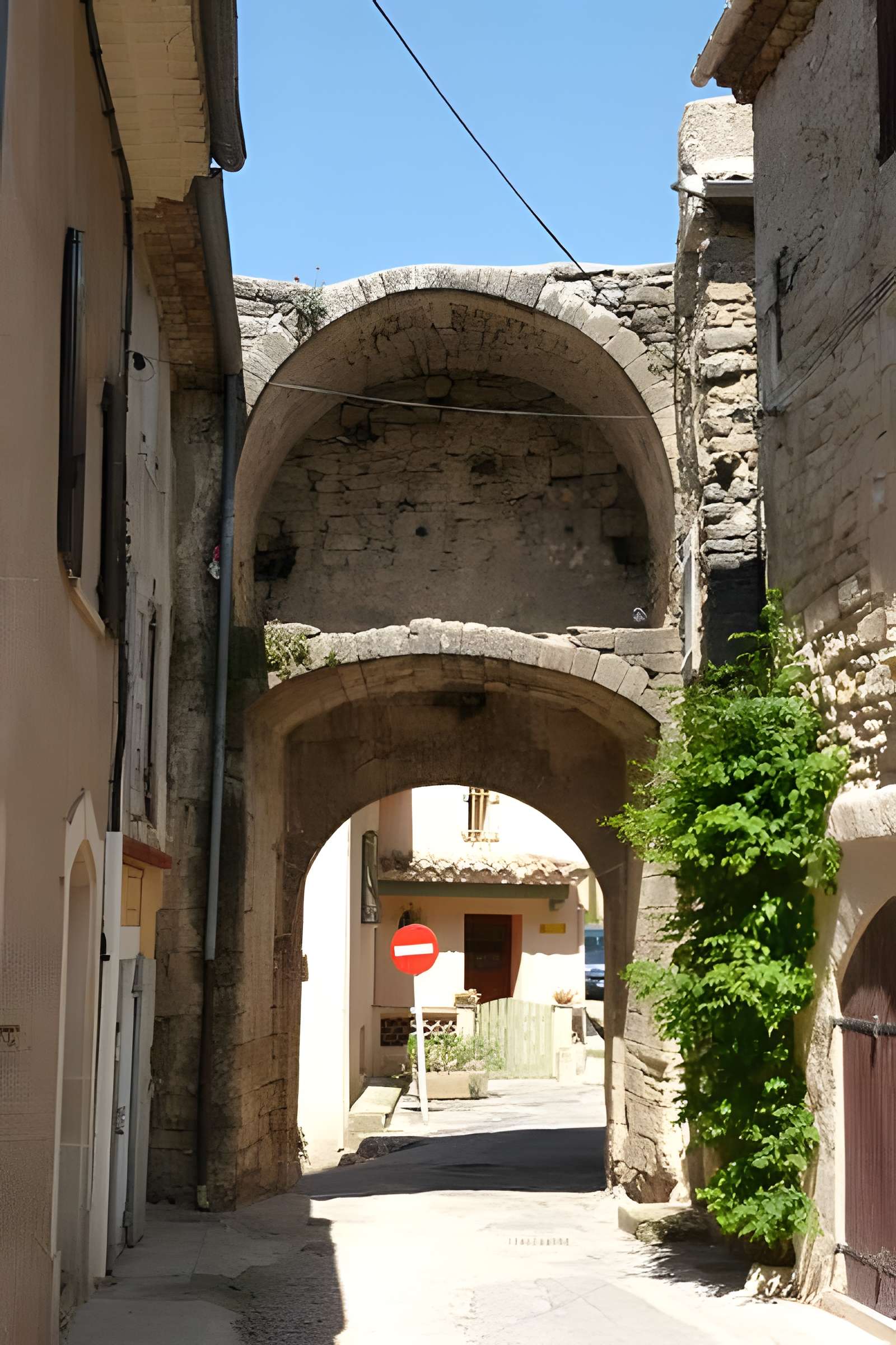 Enceinte médiévale de Cucuron