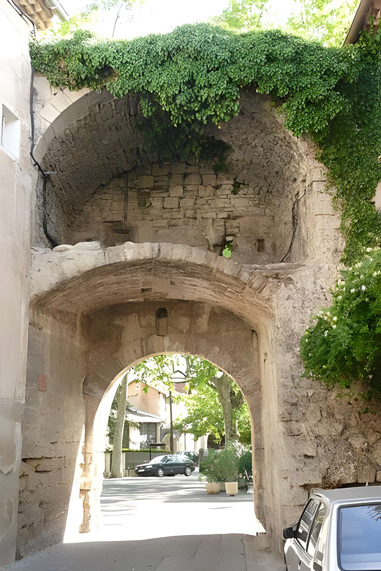 Enceinte médiévale de Cucuron