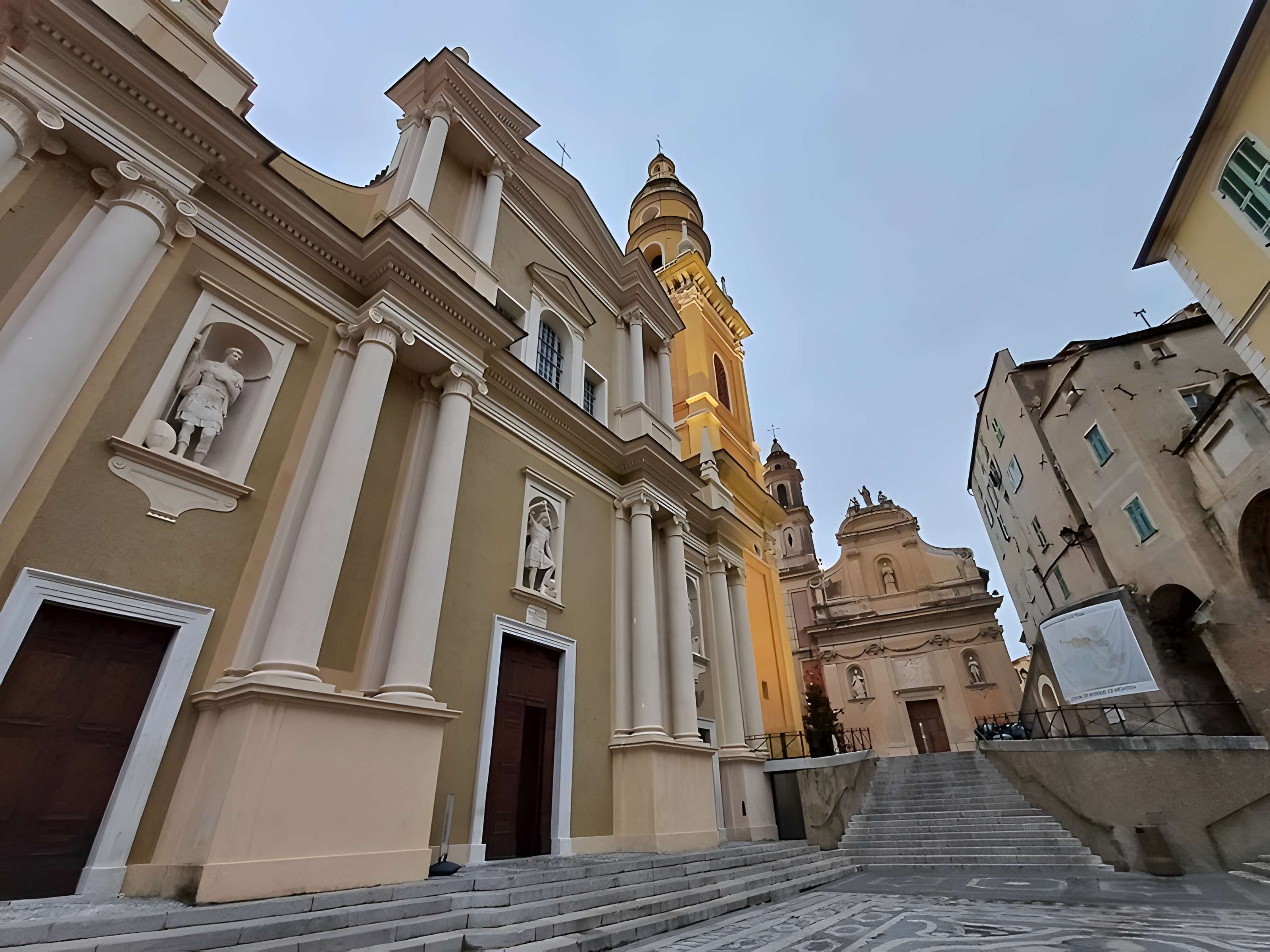Eglise Saint-Michel, chapelle de la Conception et leurs abords