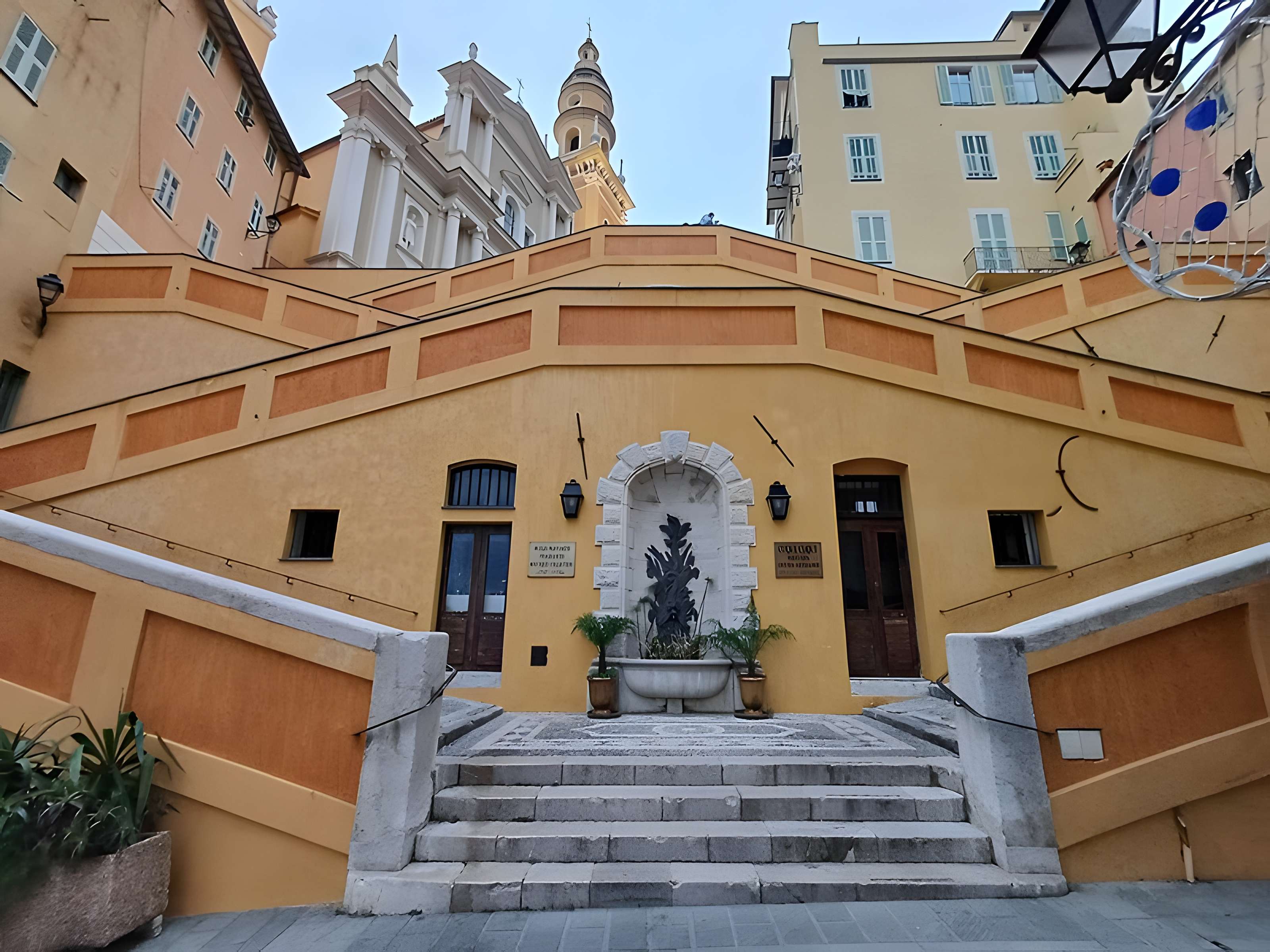Eglise Saint-Michel, chapelle de la Conception et leurs abords