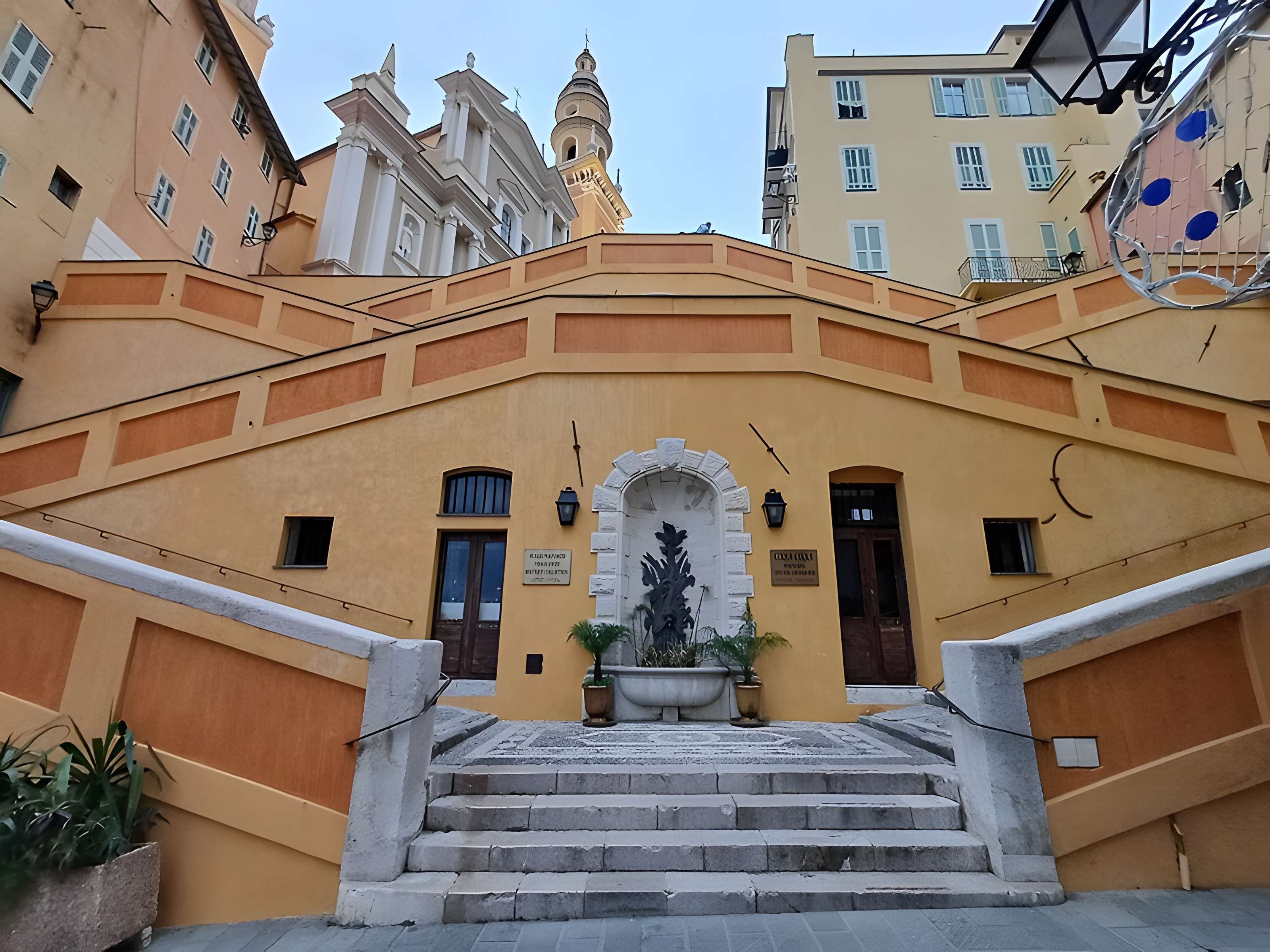Eglise Saint-Michel, chapelle de la Conception et leurs abords