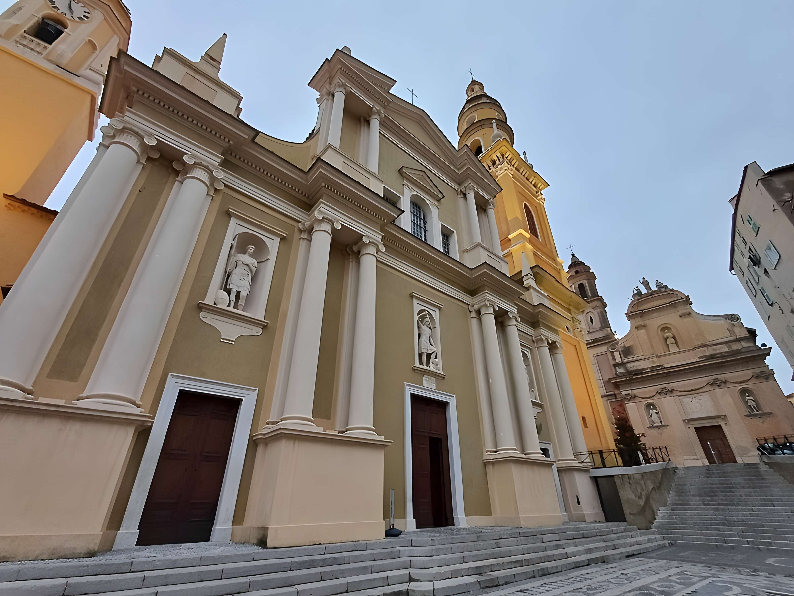 Eglise Saint-Michel, chapelle de la Conception et leurs abords
