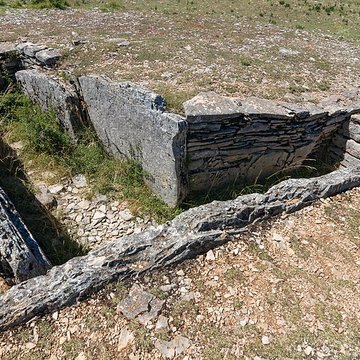 Ensemble mégalithique de lAire des Trois-Seigneurs également sur commune de Laval-du-Tarn