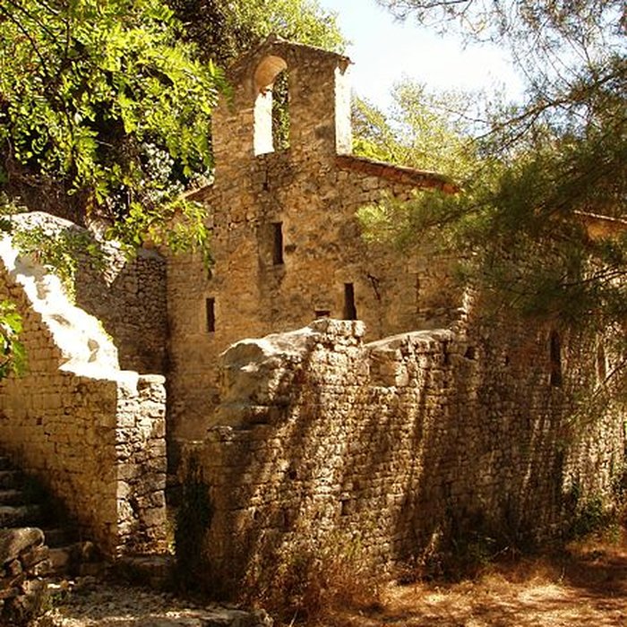 Photo de Ermitage tel quil est délimité par un mur denceinte