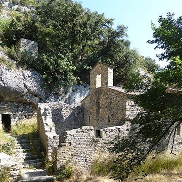 Ermitage tel quil est délimité par un mur denceinte