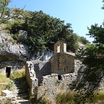 Ermitage tel quil est délimité par un mur denceinte