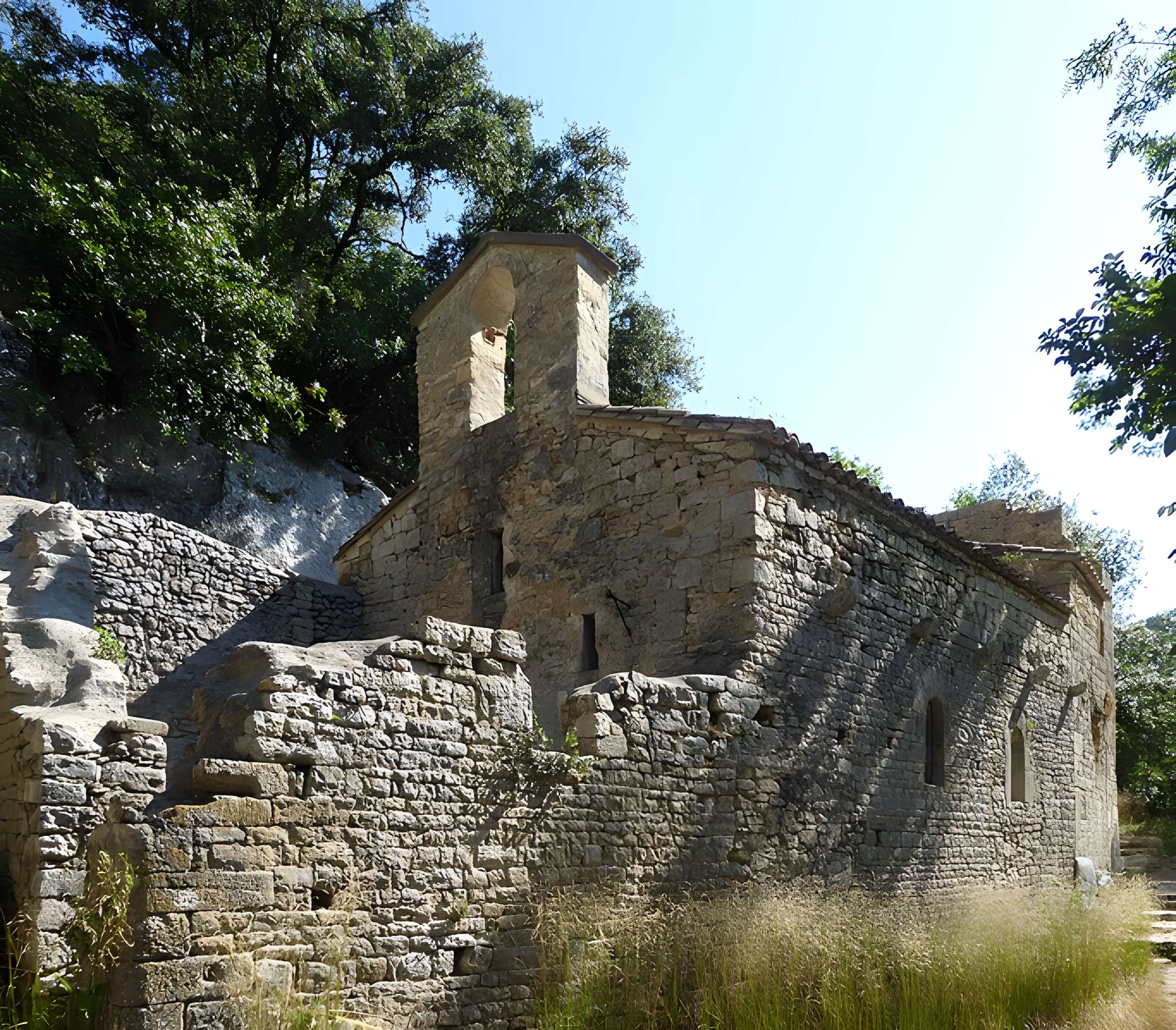 Ermitage tel qu'il est délimité par un mur d'enceinte