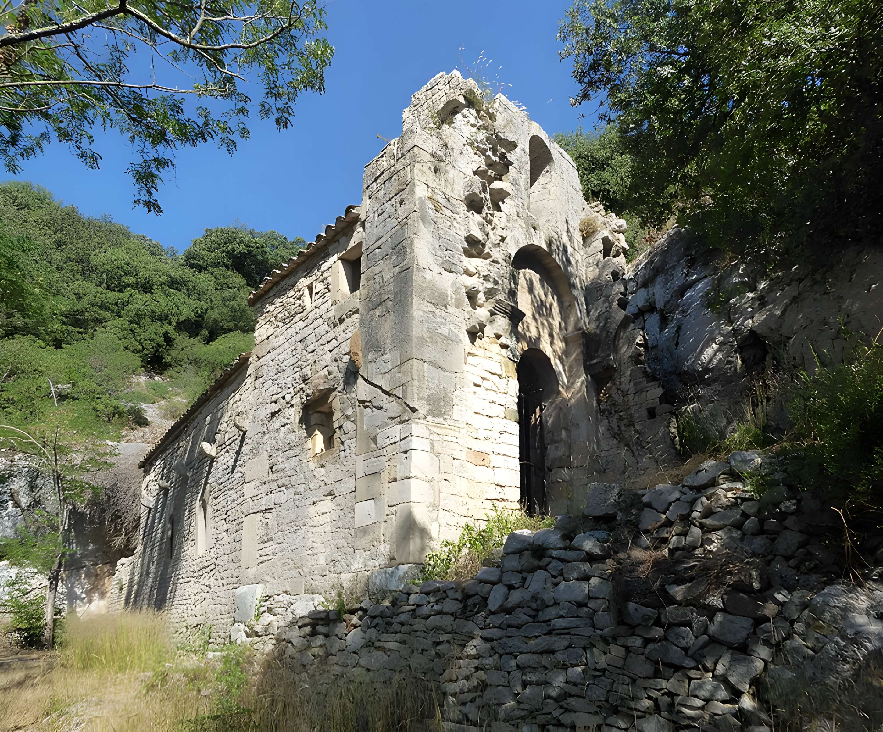 Ermitage tel qu'il est délimité par un mur d'enceinte