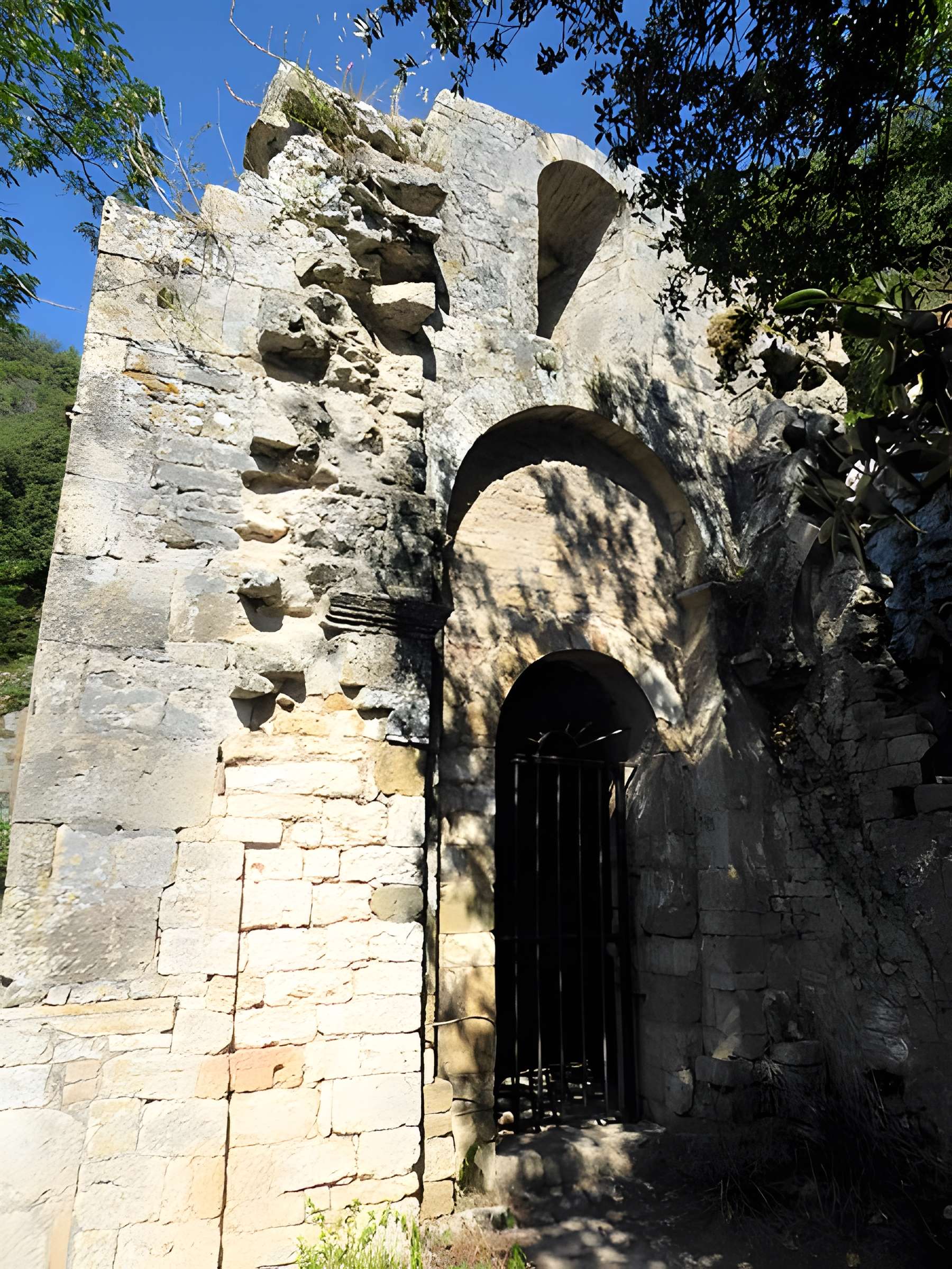 Ermitage tel qu'il est délimité par un mur d'enceinte