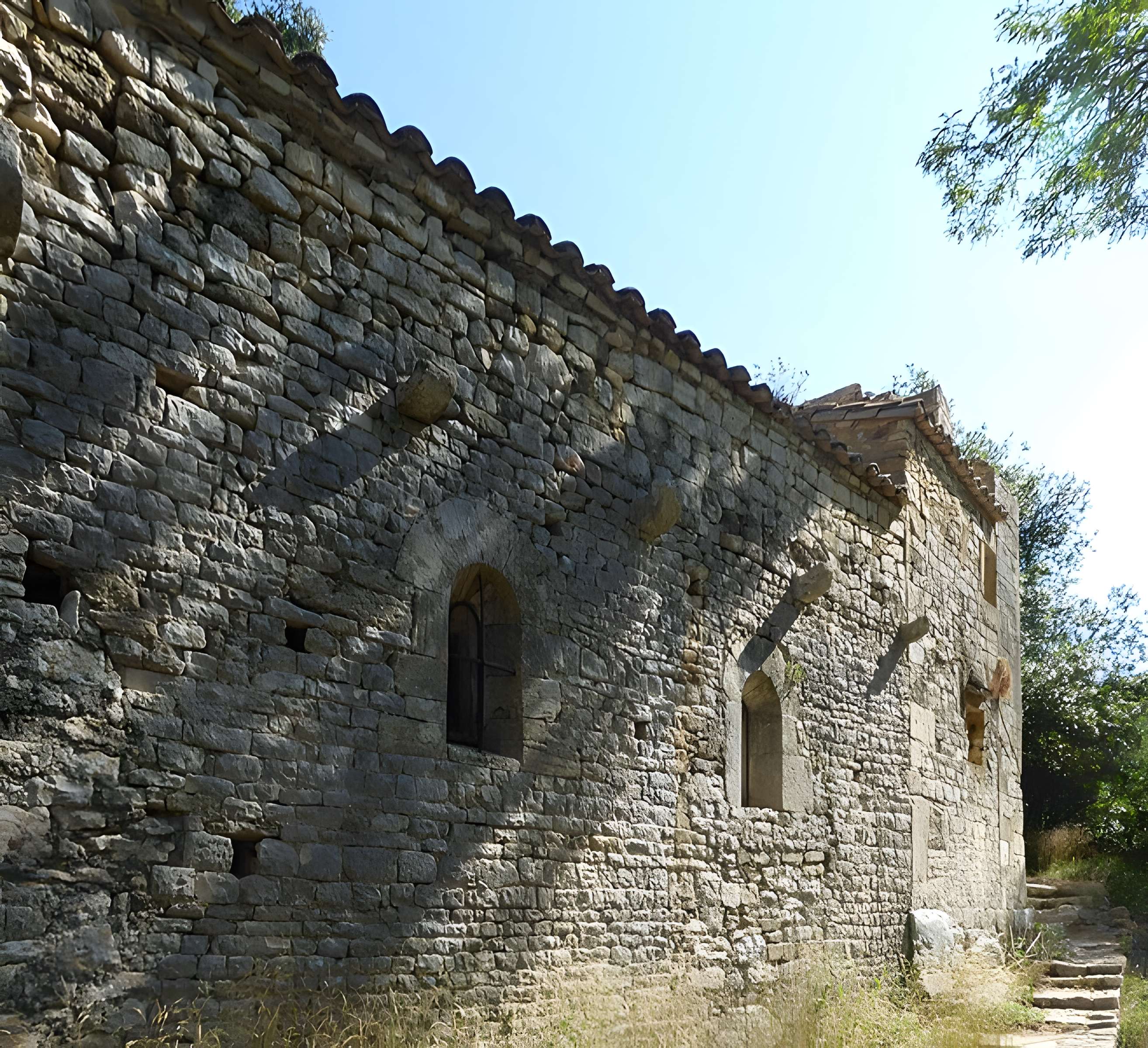 Ermitage tel qu'il est délimité par un mur d'enceinte