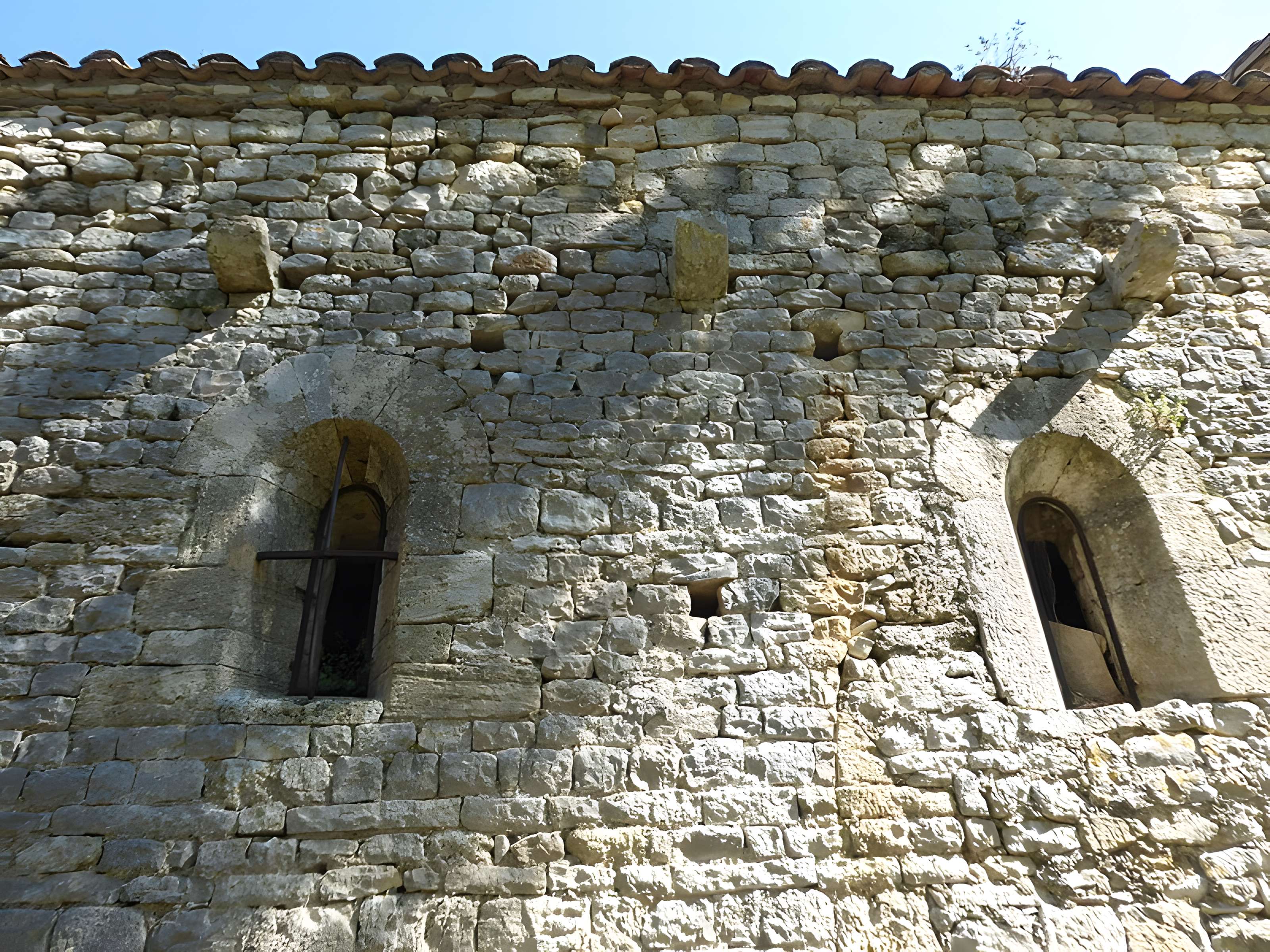 Ermitage tel qu'il est délimité par un mur d'enceinte