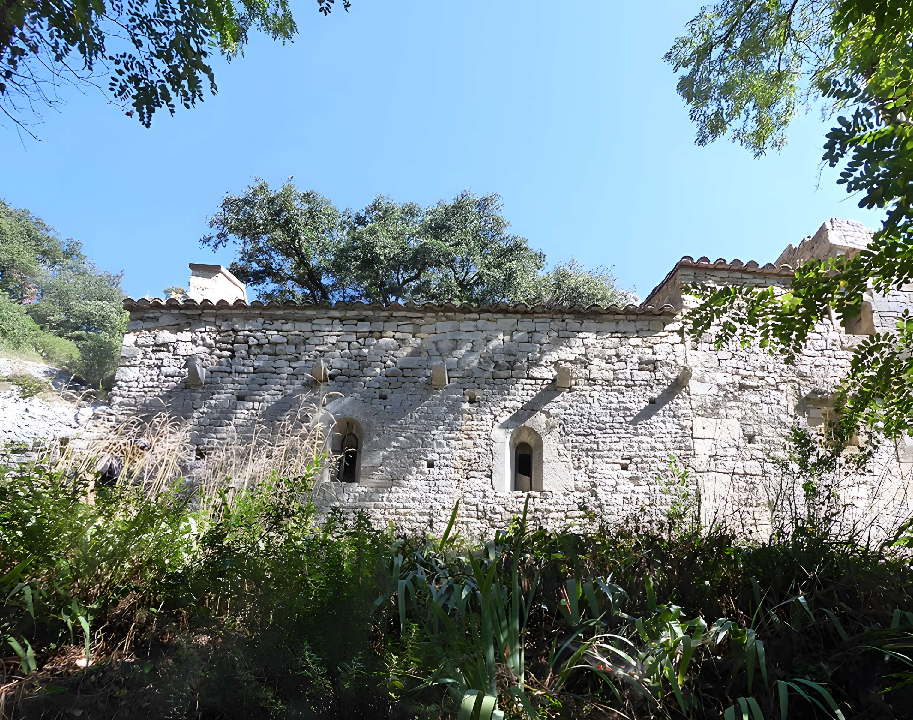 Ermitage tel qu'il est délimité par un mur d'enceinte