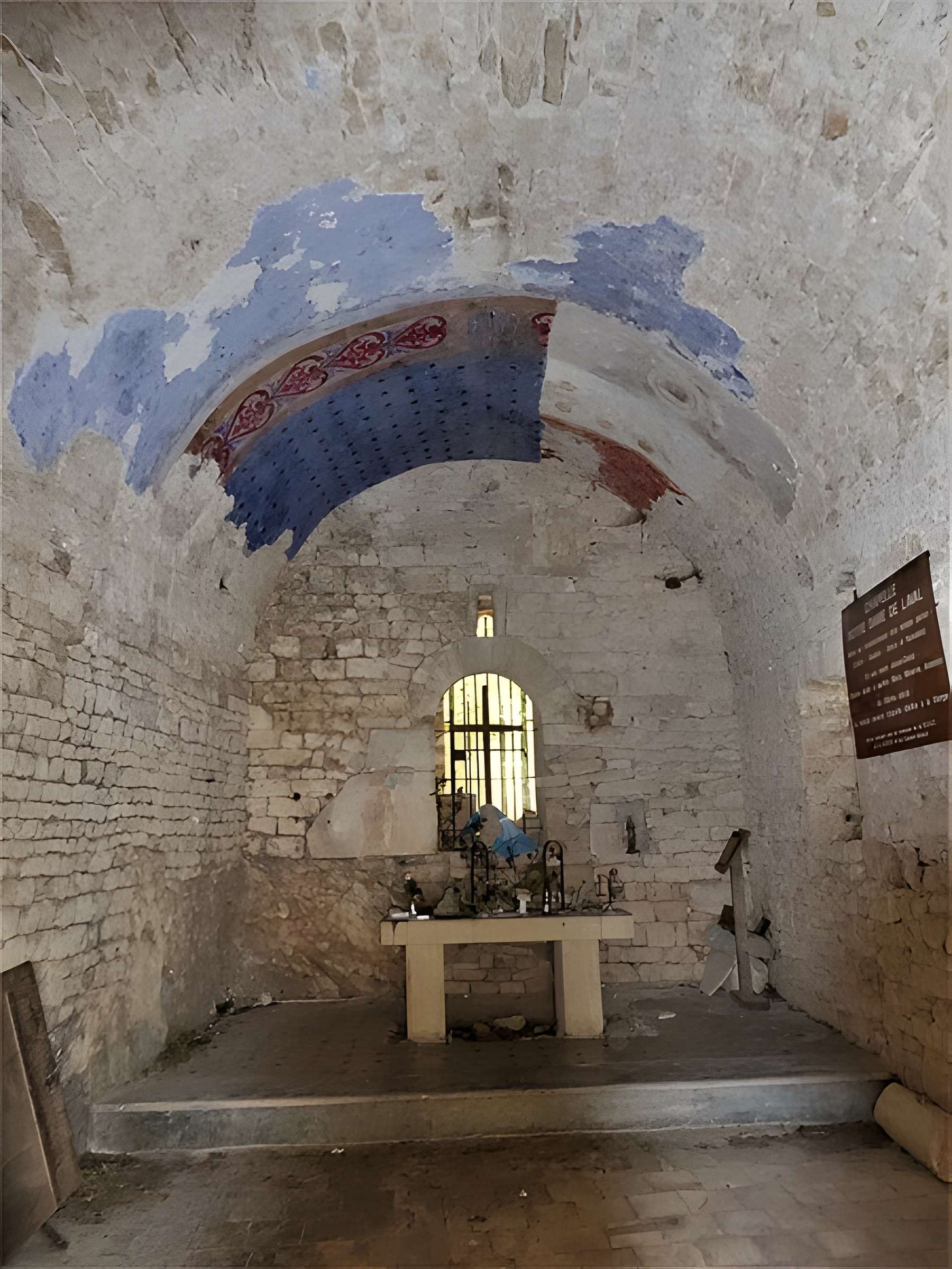 Ermitage tel qu'il est délimité par un mur d'enceinte