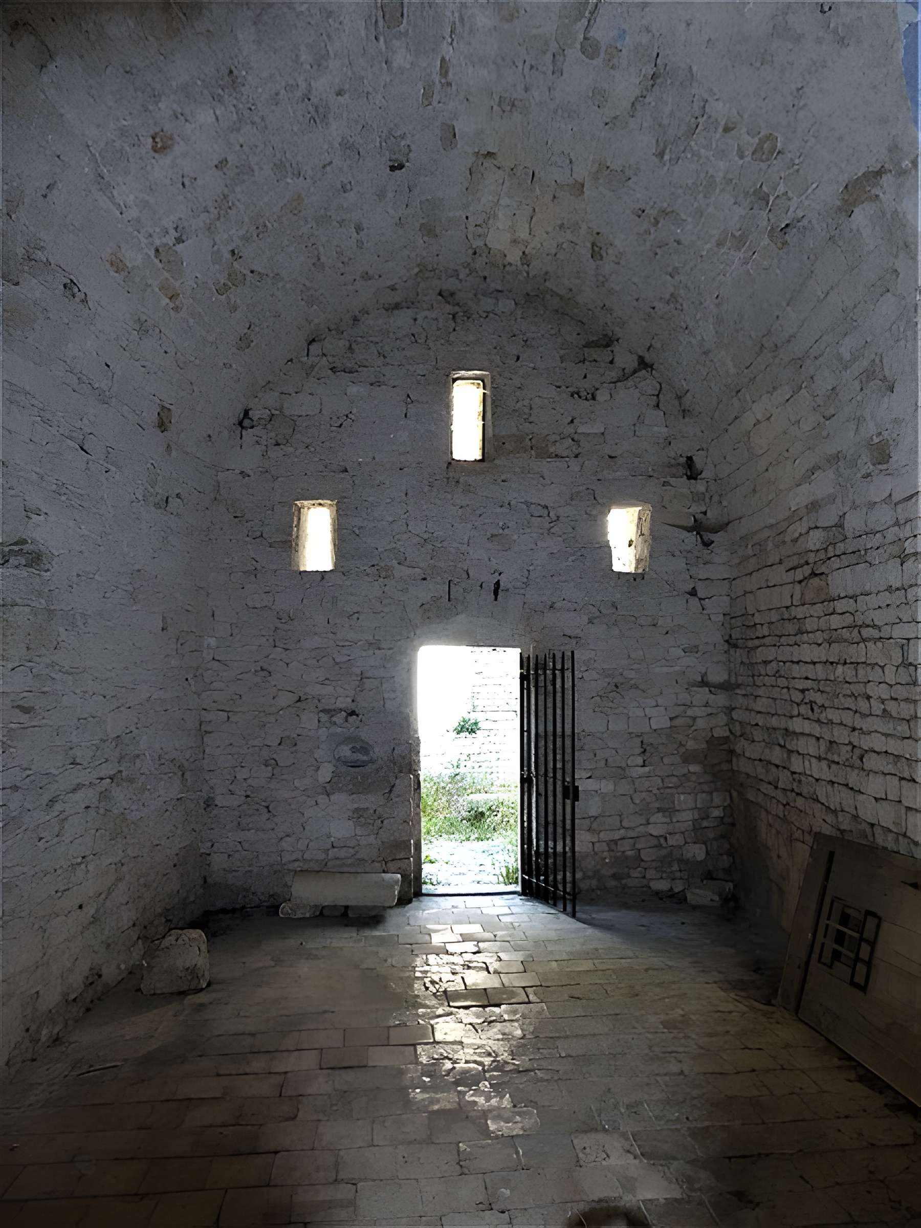 Ermitage tel qu'il est délimité par un mur d'enceinte