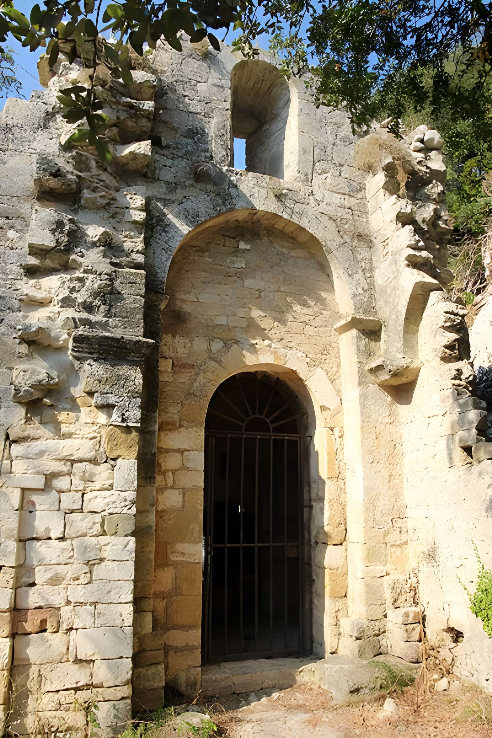 Ermitage tel qu'il est délimité par un mur d'enceinte