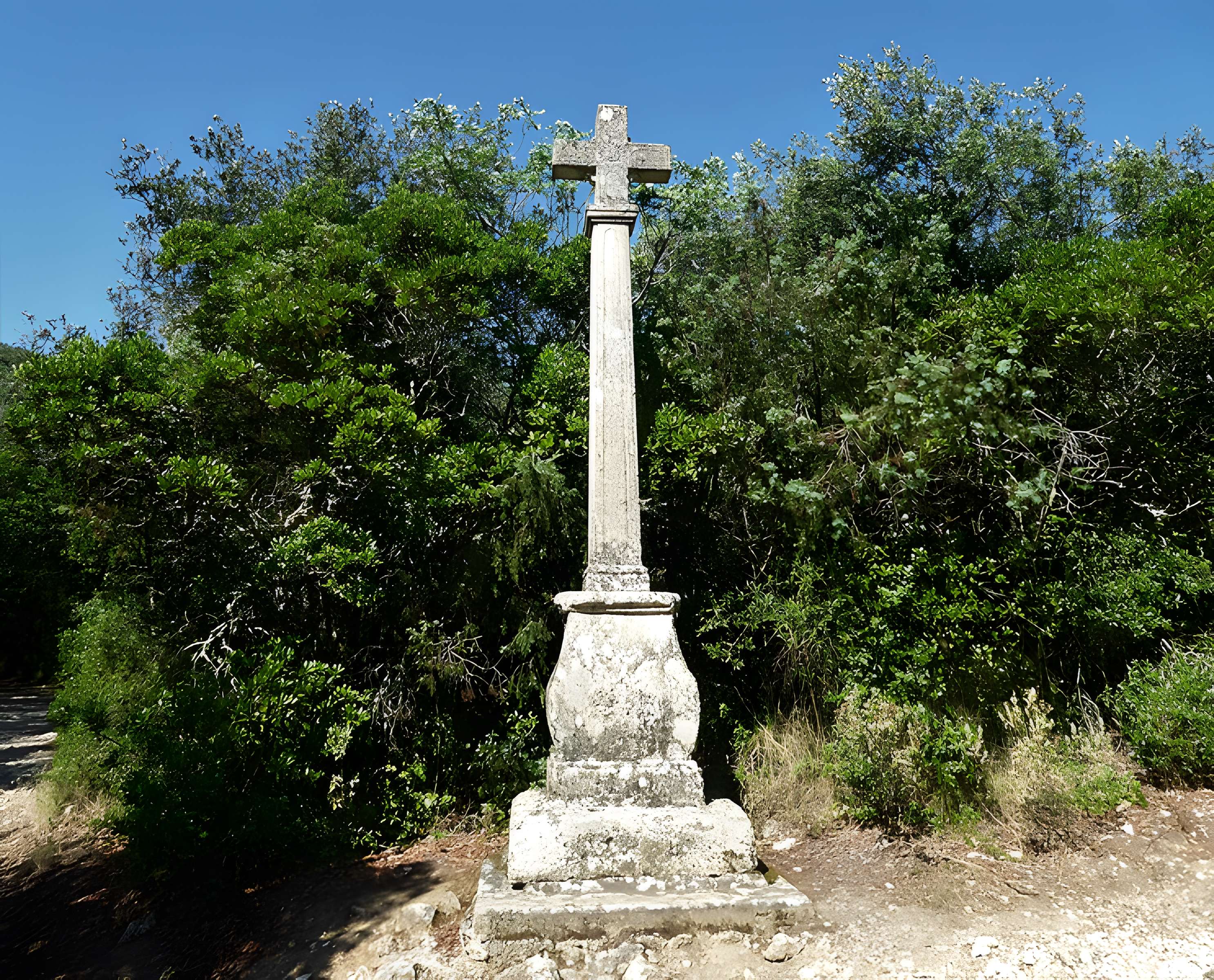 Ermitage tel qu'il est délimité par un mur d'enceinte
