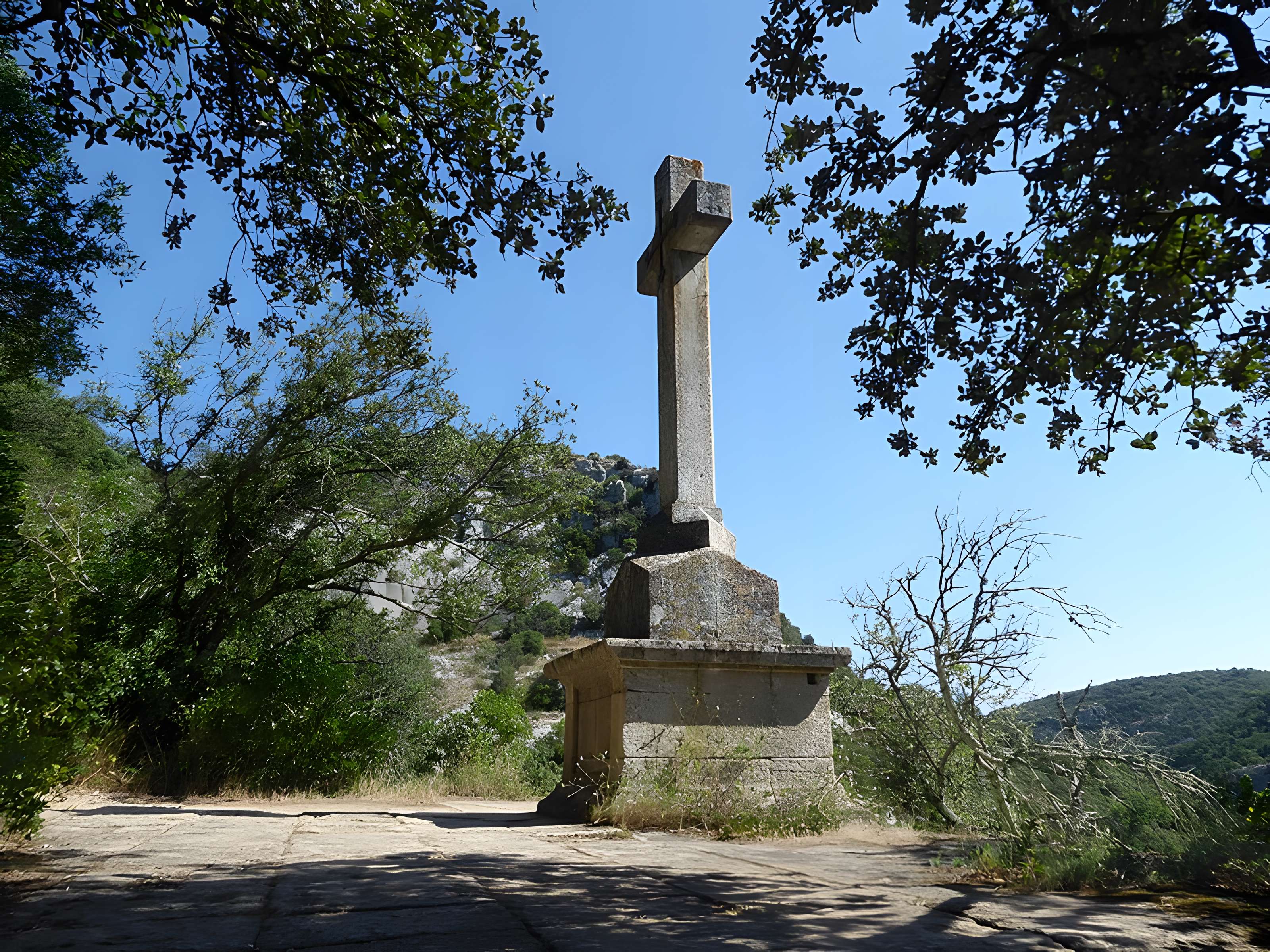 Ermitage tel qu'il est délimité par un mur d'enceinte