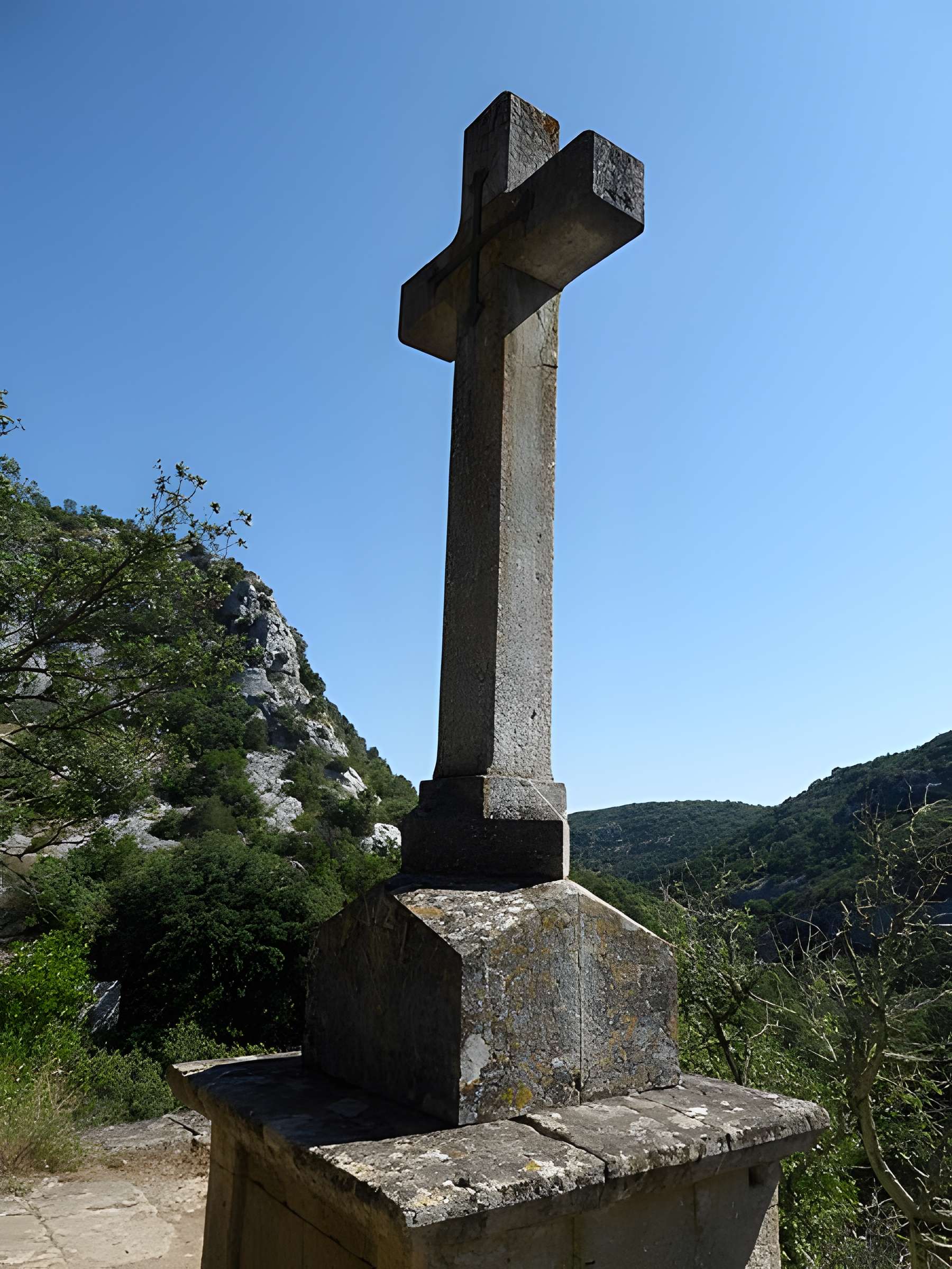 Ermitage tel qu'il est délimité par un mur d'enceinte