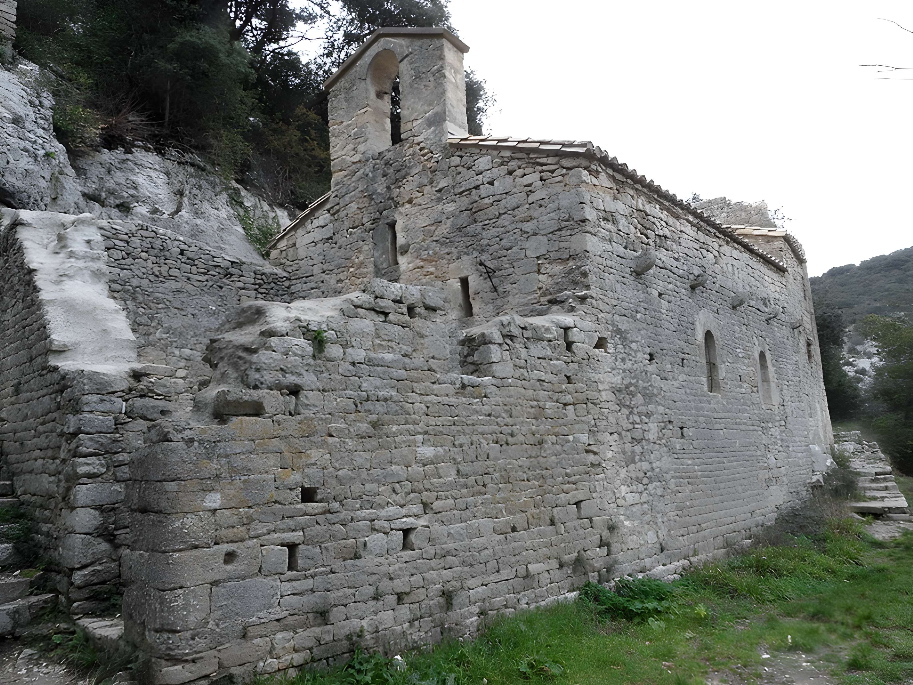 Ermitage tel qu'il est délimité par un mur d'enceinte