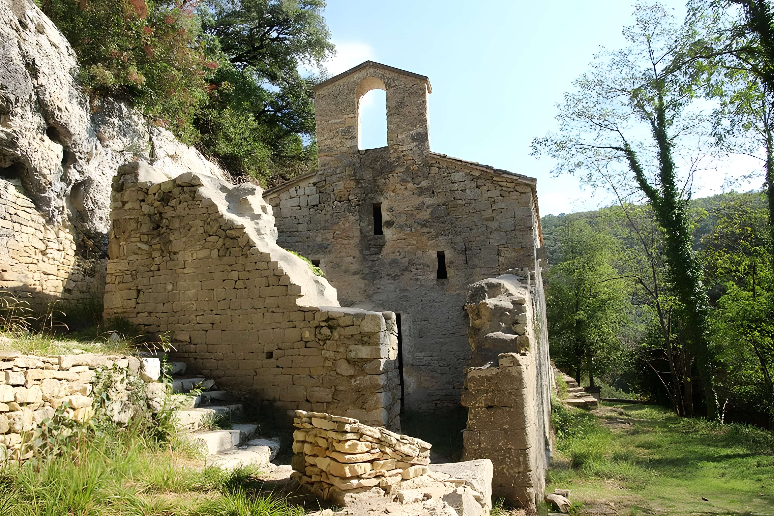 Ermitage tel qu'il est délimité par un mur d'enceinte