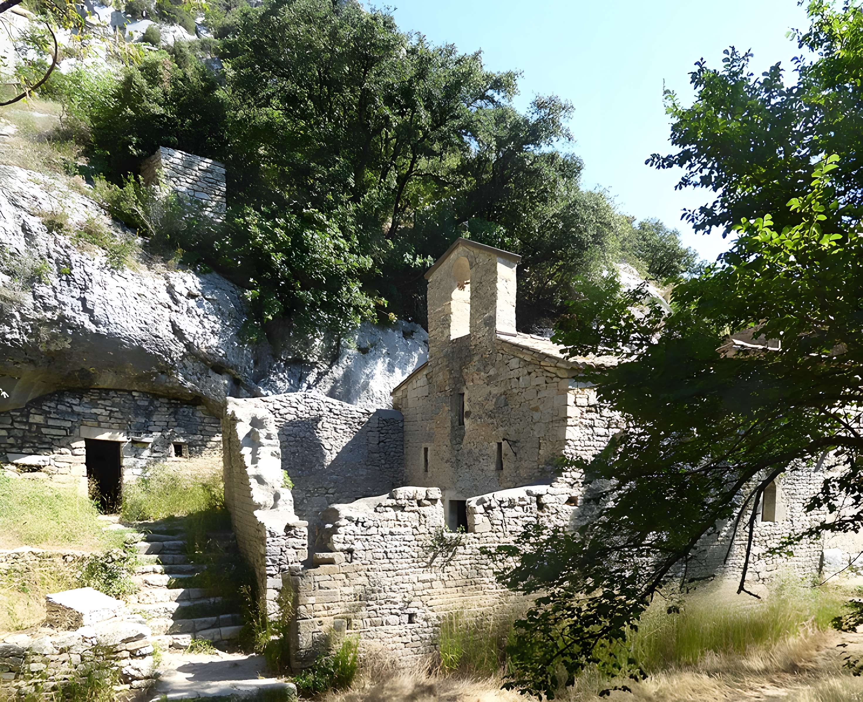 Ermitage tel qu'il est délimité par un mur d'enceinte
