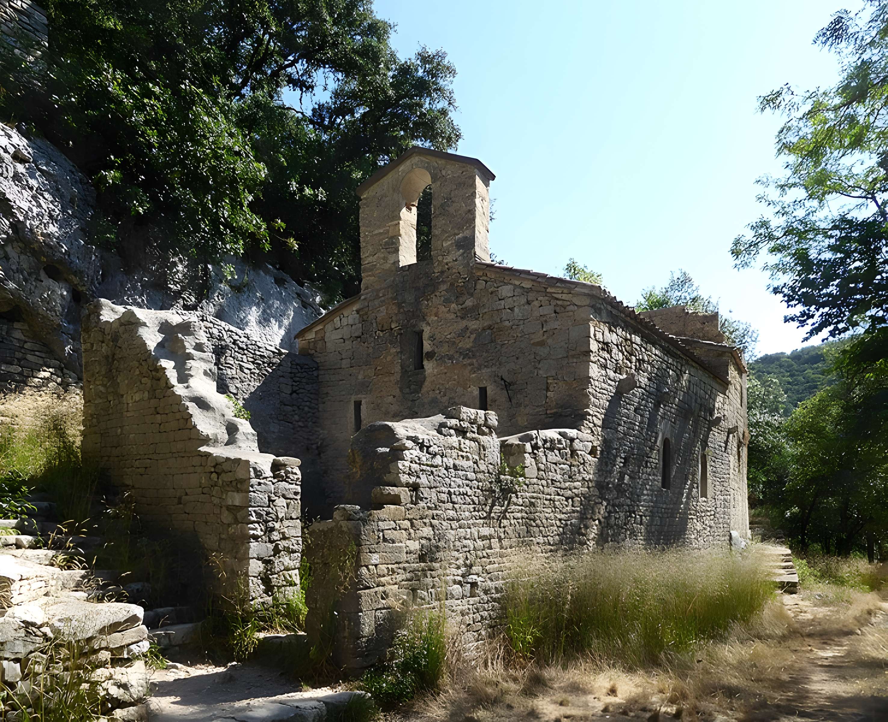 Ermitage tel qu'il est délimité par un mur d'enceinte