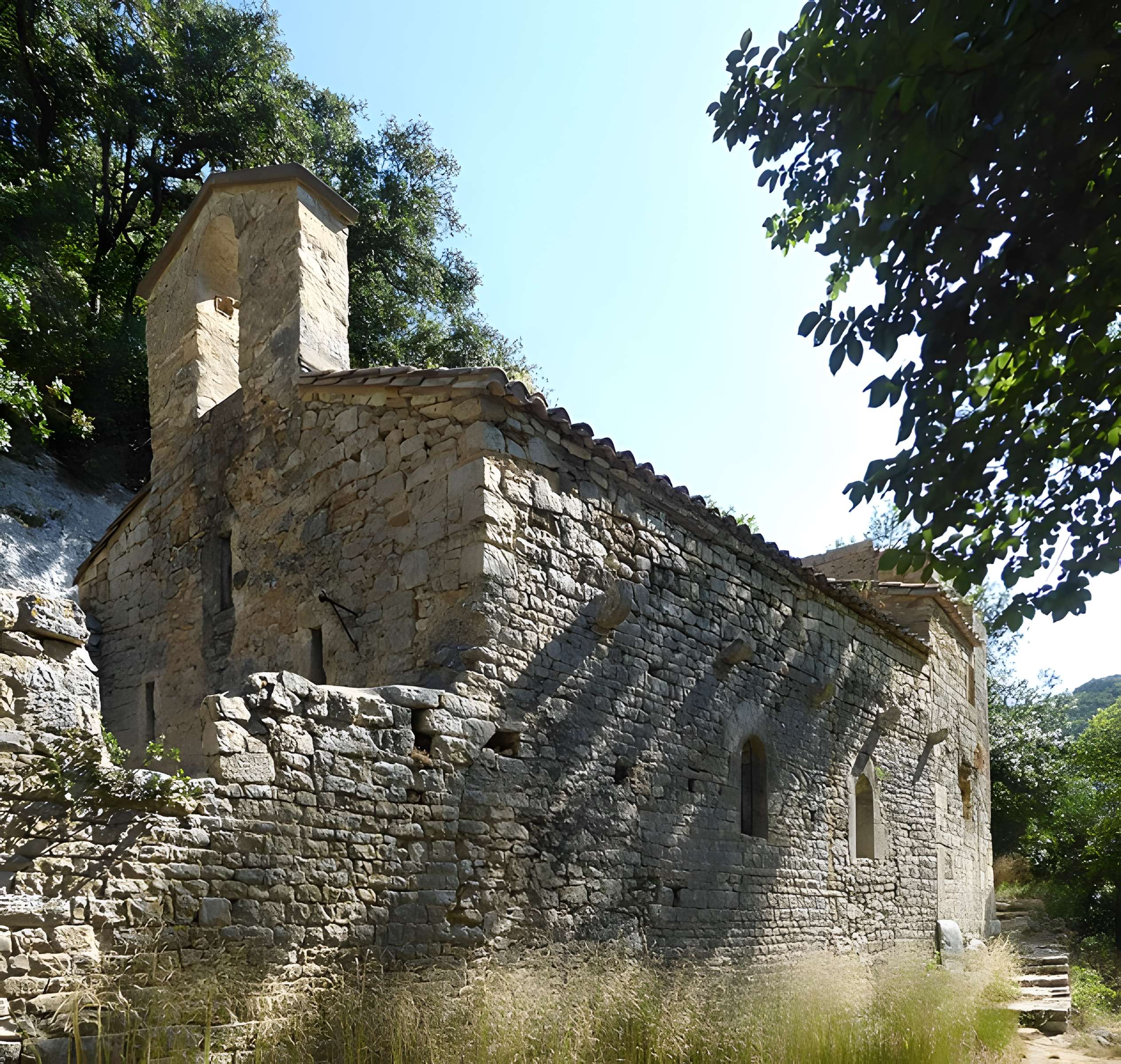 Ermitage tel qu'il est délimité par un mur d'enceinte