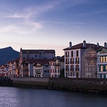 Feu amont dalignement du port de Ciboure