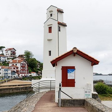 Feu aval dalignement du port à Saint-Jean-de-Luz