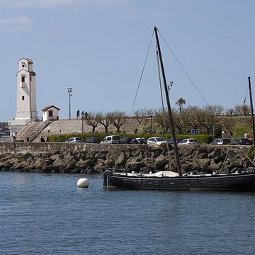 Feu aval dalignement du port à Saint-Jean-de-Luz