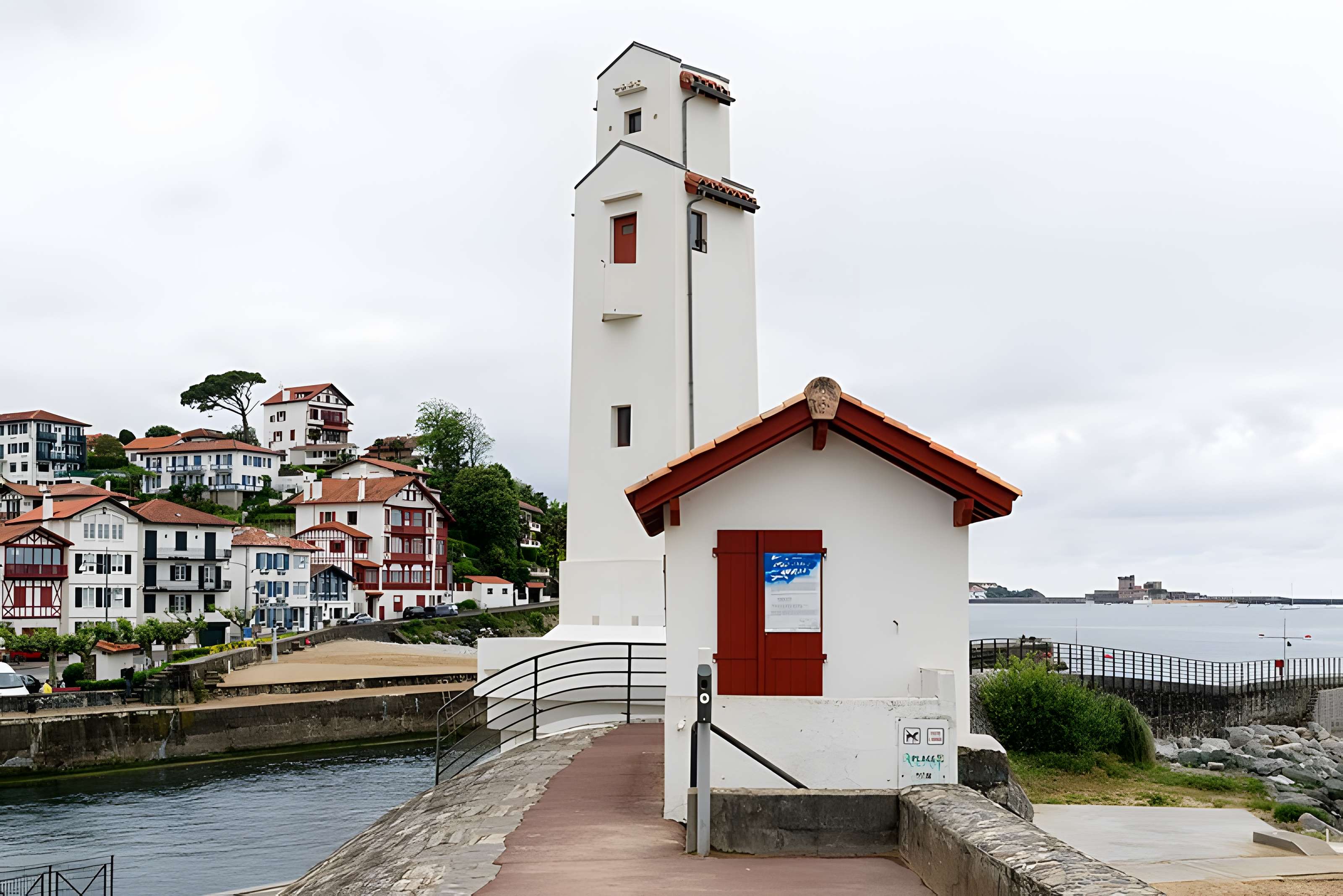 Feu aval d'alignement du port à Saint-Jean-de-Luz